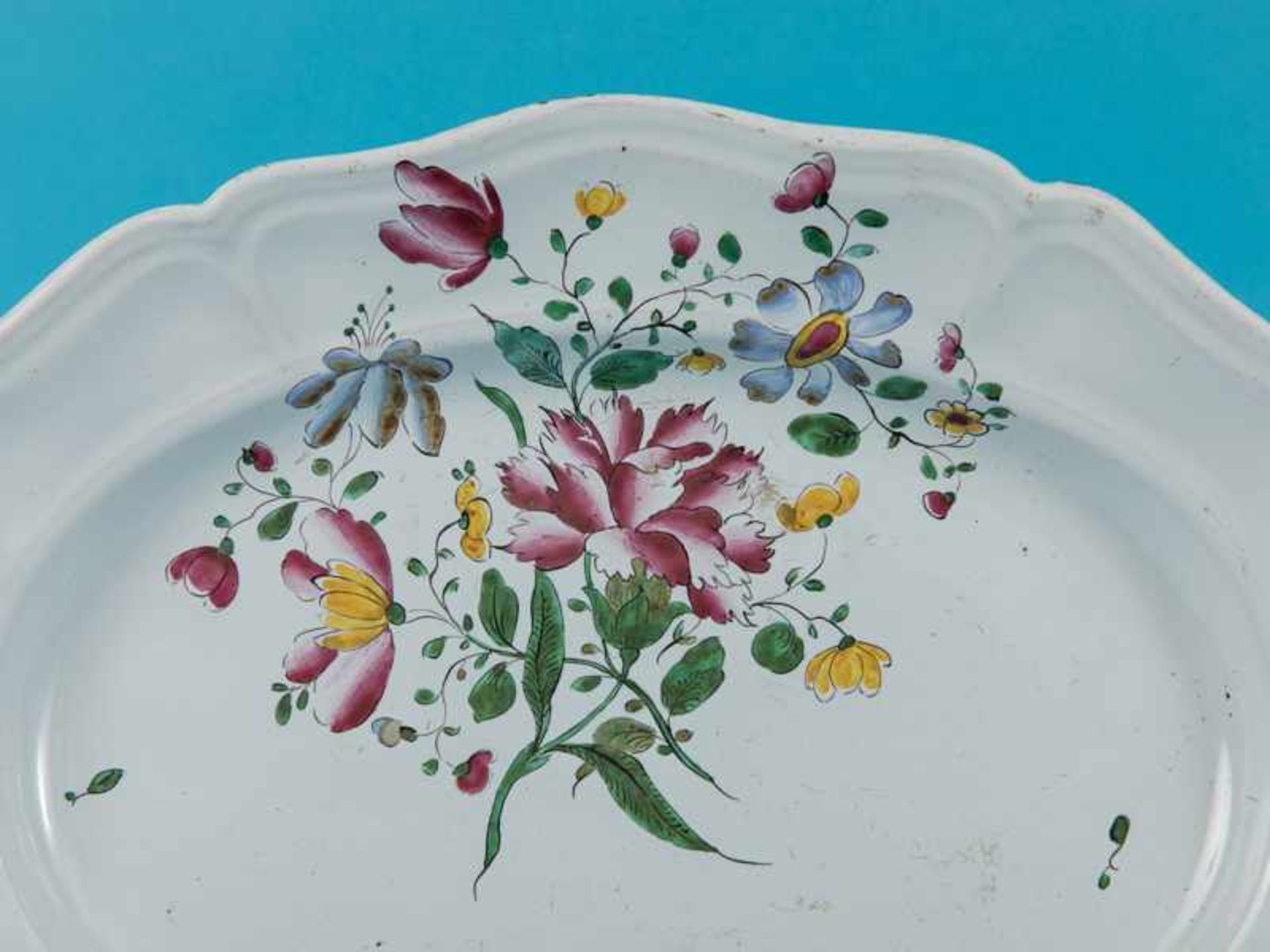 Ovale Platte mit Blumenmalerei, Joseph Hannong, Straßburg, um 1765. Fayence mit zinnfarbiger - Image 11 of 13