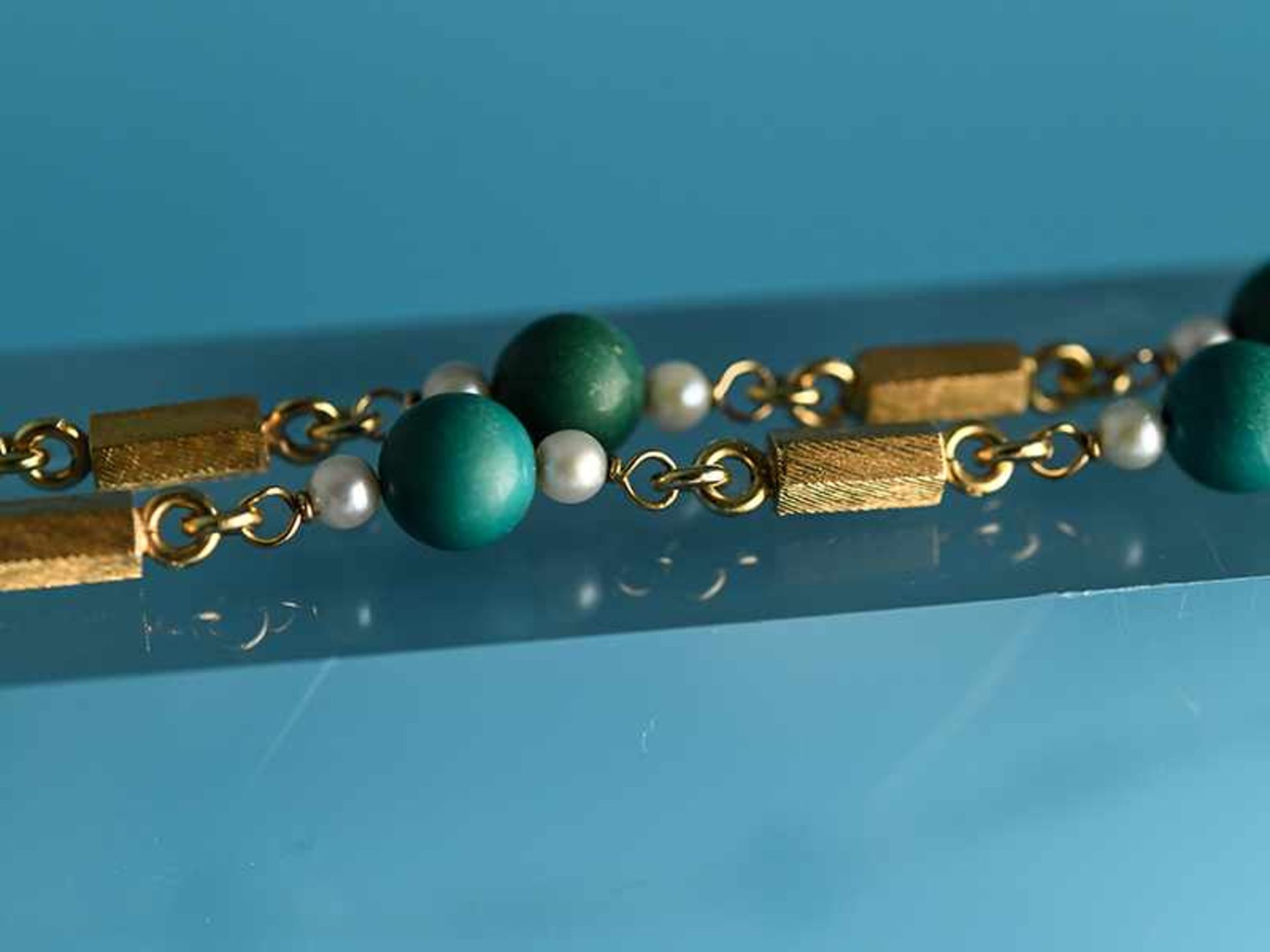 Lange Türkis-Perlenkette, 70-er Jahre. 750/- Gelbgold. Gesamtgewicht ca. 48,8 g. Regelmäßig - Image 2 of 5