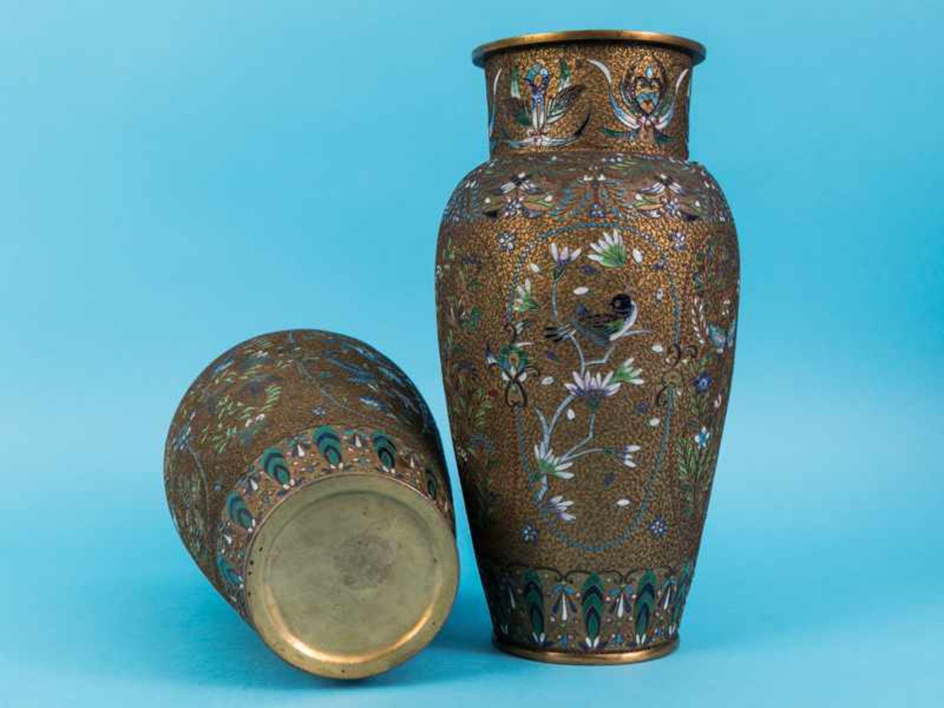 Paar große Cloisonné-Vasen, wohl Japan, um 1900. Kupfer-/ Messing mit farbigem Emaille. Ovoider - Image 5 of 19