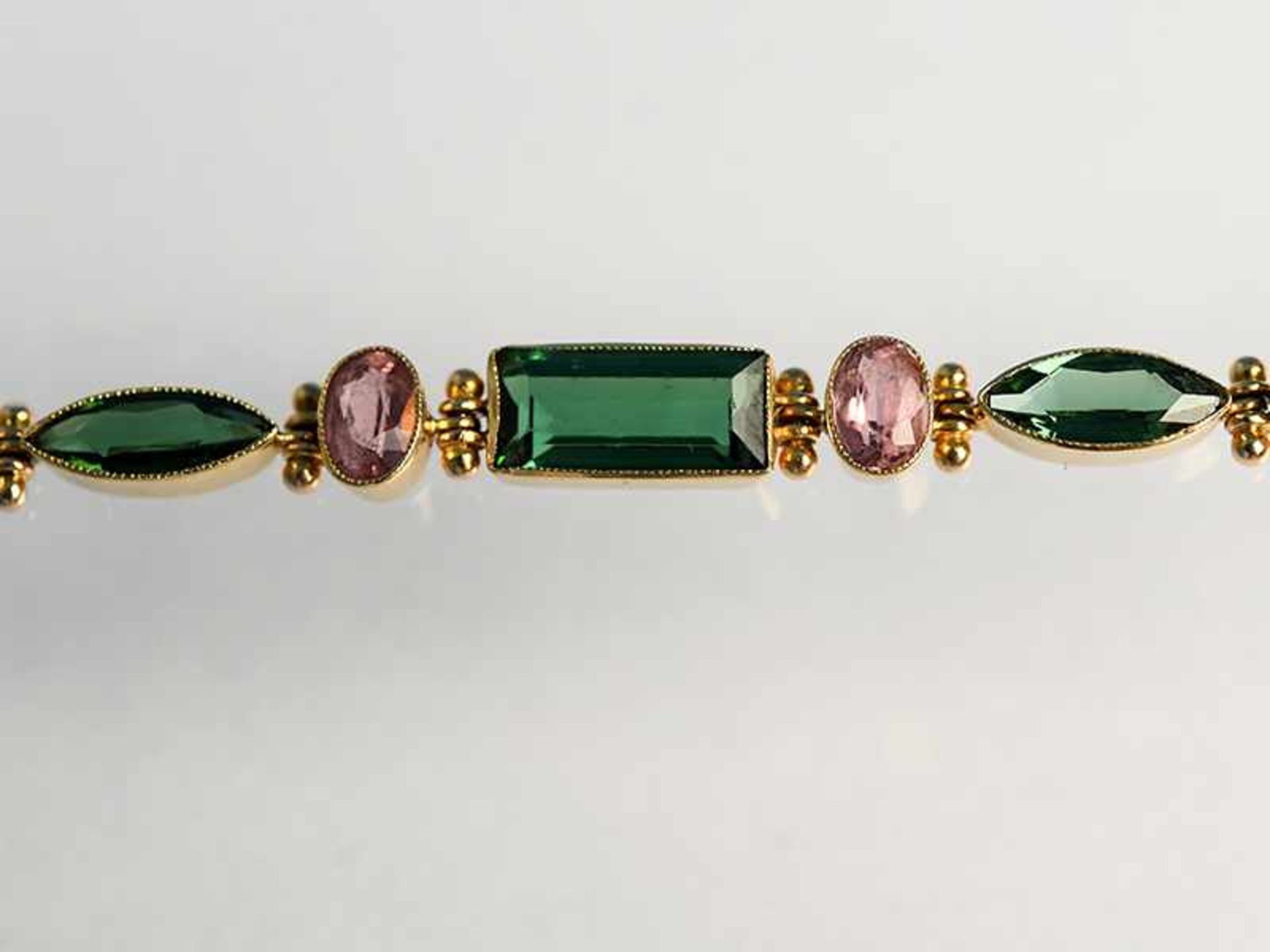 Armband mit rosa- und grünfarbenen Turmalinen, England, um 1900. 15 ct Gelbgold. Gesamtgewicht ca. - Image 2 of 5