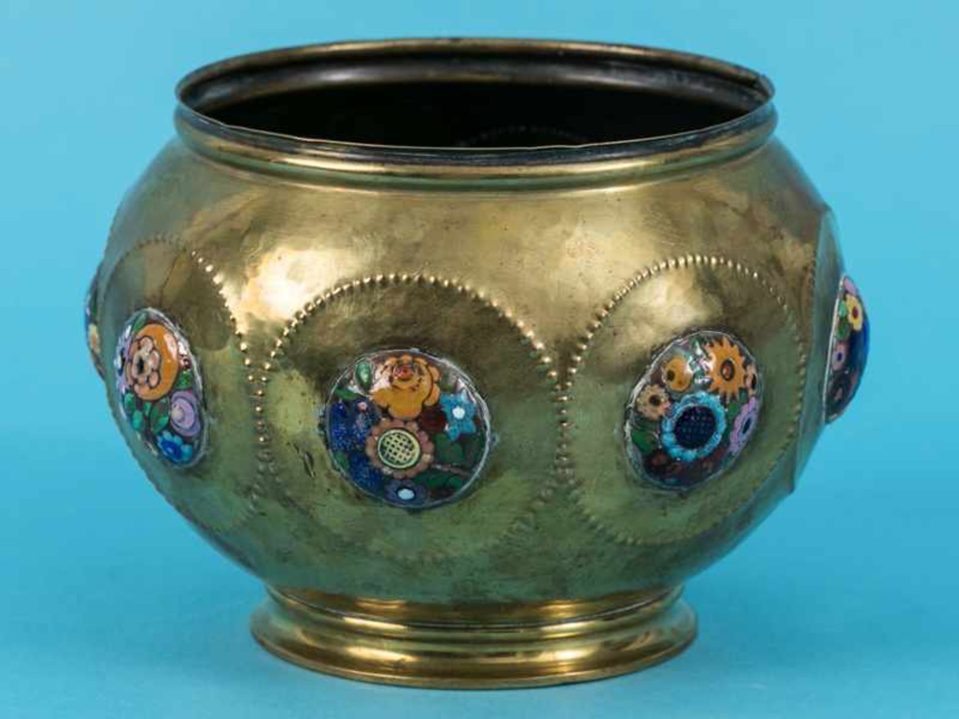 Jugendstil-Cachepot mit Emailledekor, Umkreis Münchner oder Wiener Sezession, um 1900. Messing/ - Bild 9 aus 12