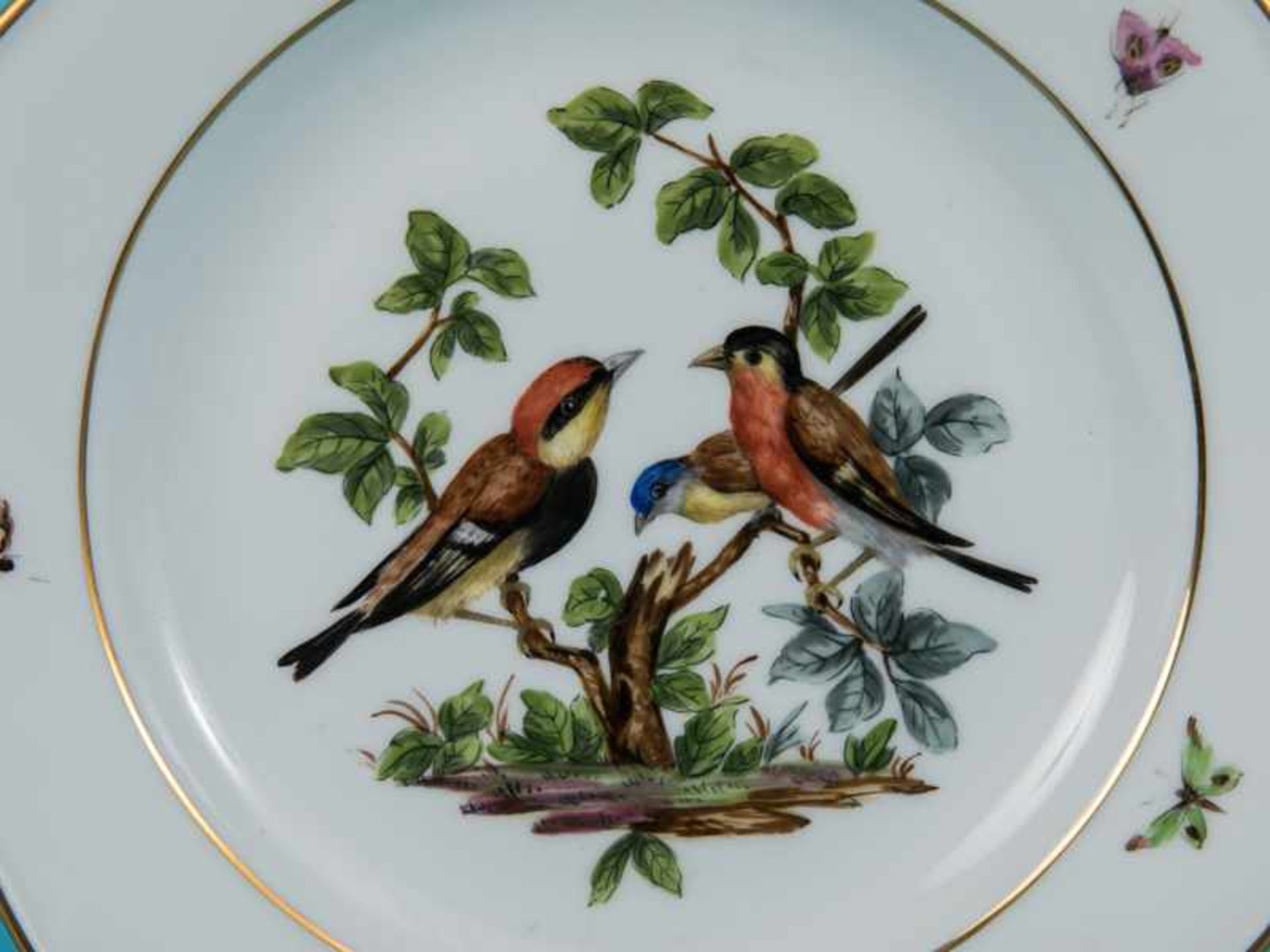 Teller mit Vogel- und Insekten-Malerei, Meissen, 20. Jh. Weißporzellan mit polychromer Malerei und - Bild 3 aus 5