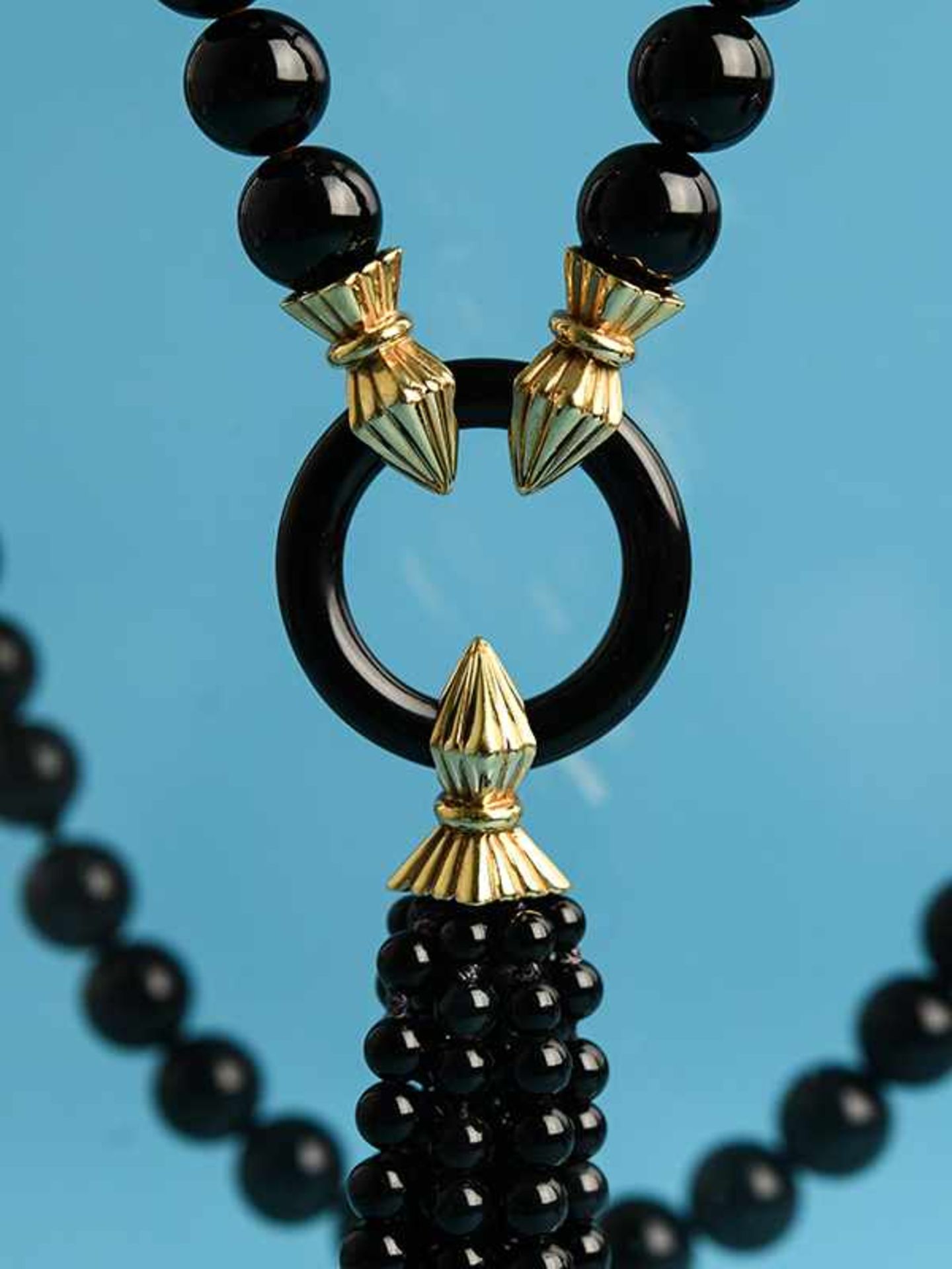 Langes Collier mit Onyx-Kugeln- und Ringen mit verschiedenen, goldenen Zwischen- und - Image 3 of 7