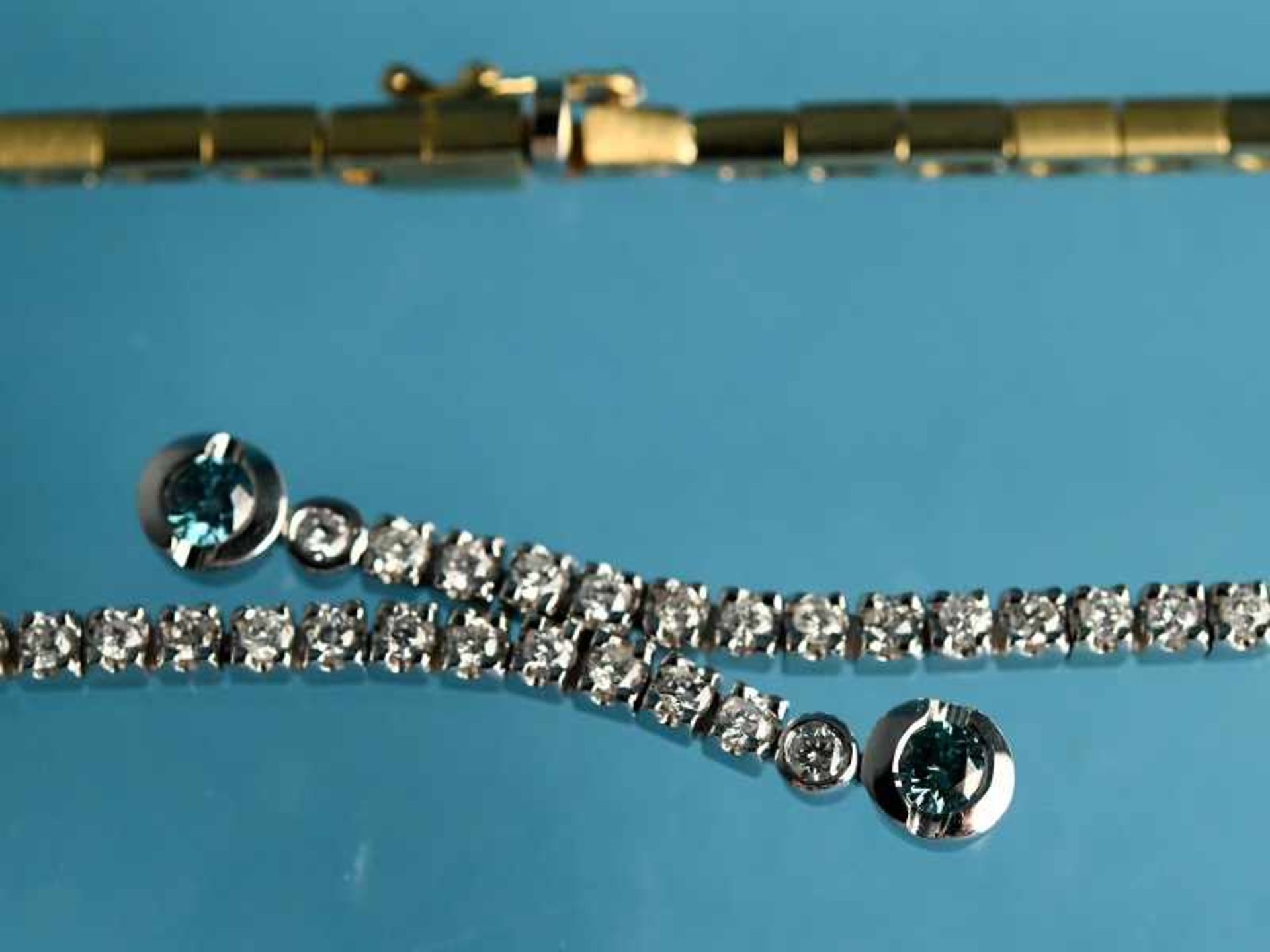 Collier und Armband mit 4 farbigen und farblosen Brillanten, zusammen ca. 4,09 ct, 90-er Jahre. - Image 8 of 9