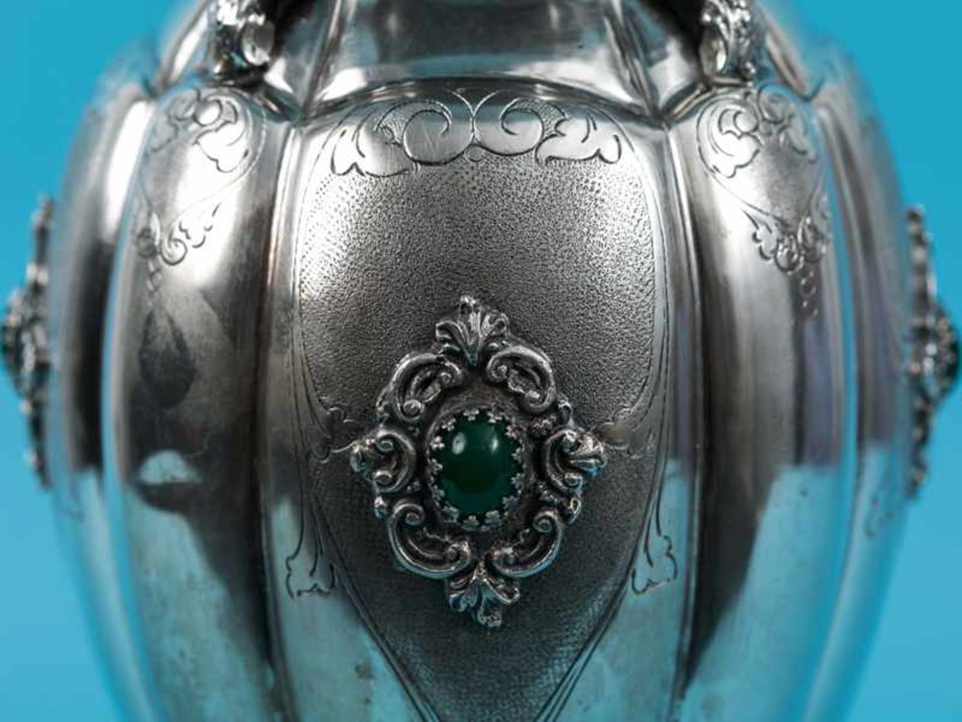 Große Balustervase mit grünem Cabochon-Steinbesatz, wohl Italien, 20. Jh. 800/-Silber, ca. 1033 g. - Image 5 of 12