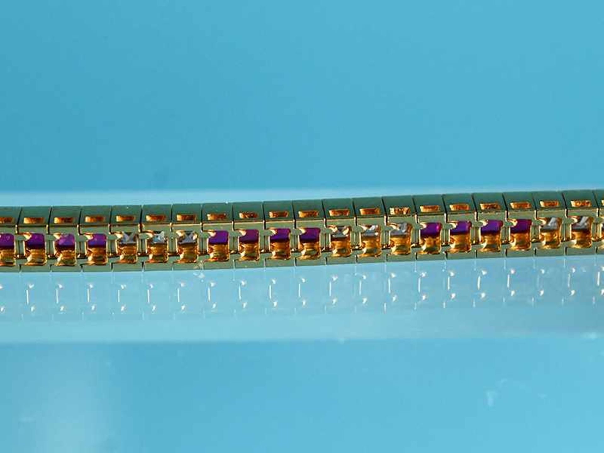Hochwertiges Rivière-Armband mit 38 Rubinen zus. ca. 3,8 ct und 30 Diamanten, zusammen ca. 3,3 ct, - Bild 14 aus 15