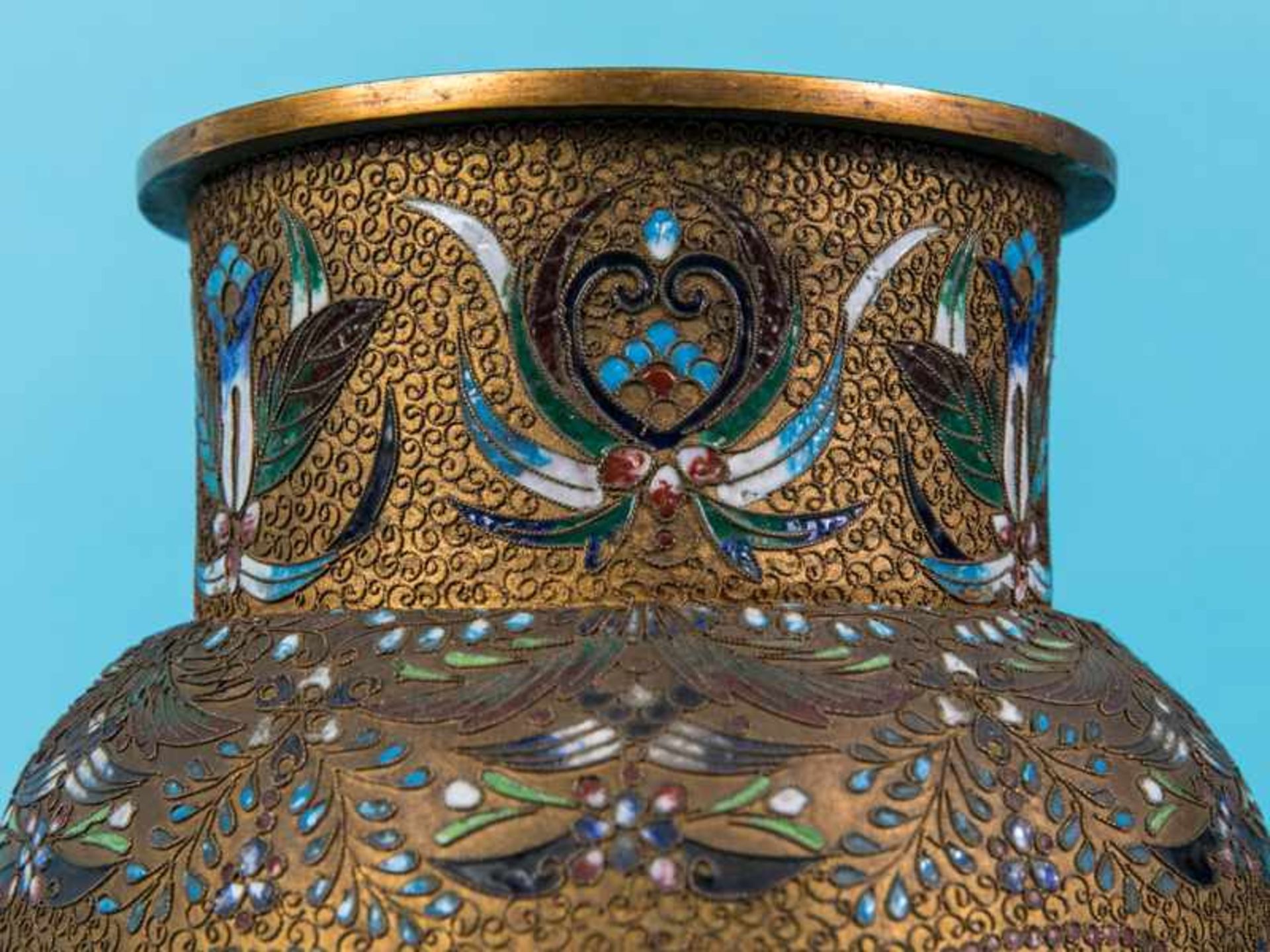 Paar große Cloisonné-Vasen, wohl Japan, um 1900. Kupfer-/ Messing mit farbigem Emaille. Ovoider - Image 12 of 19