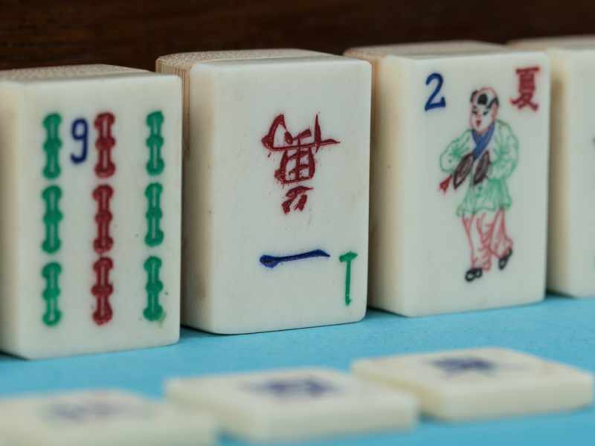 Mahjong-Spiel, China, 1. Hälfte 20. Jh. Bambusholzkassette mit zahlreichen, oberseitig bunt - Image 4 of 7