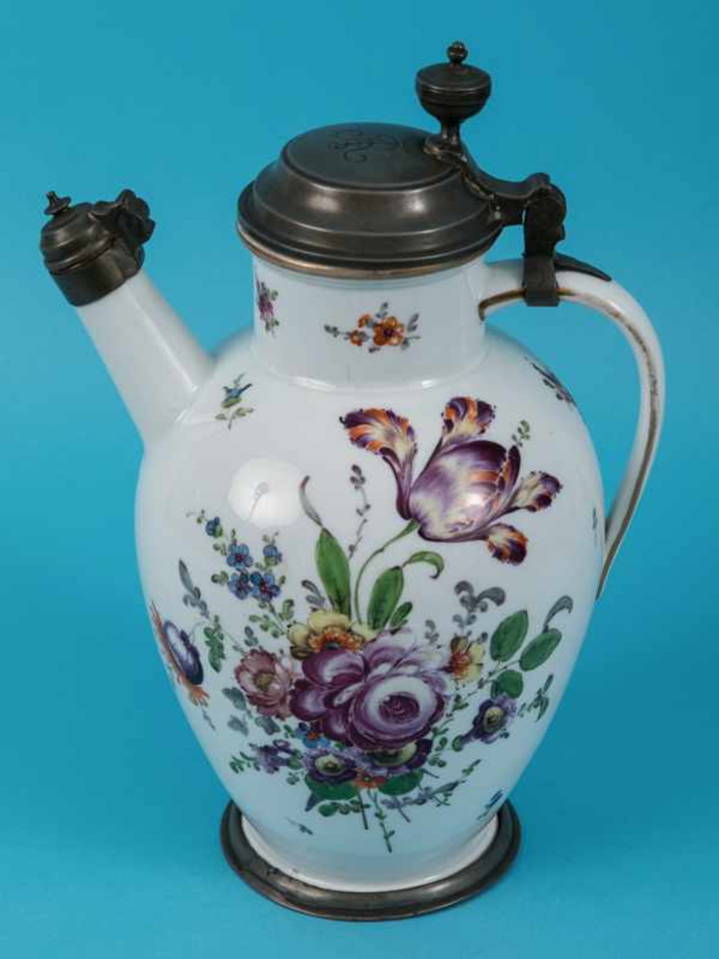 Großer Krug/ Weinkanne, Meissen, 18./19. Jh. Weißporzellan mit polychromer Floralmalerei (