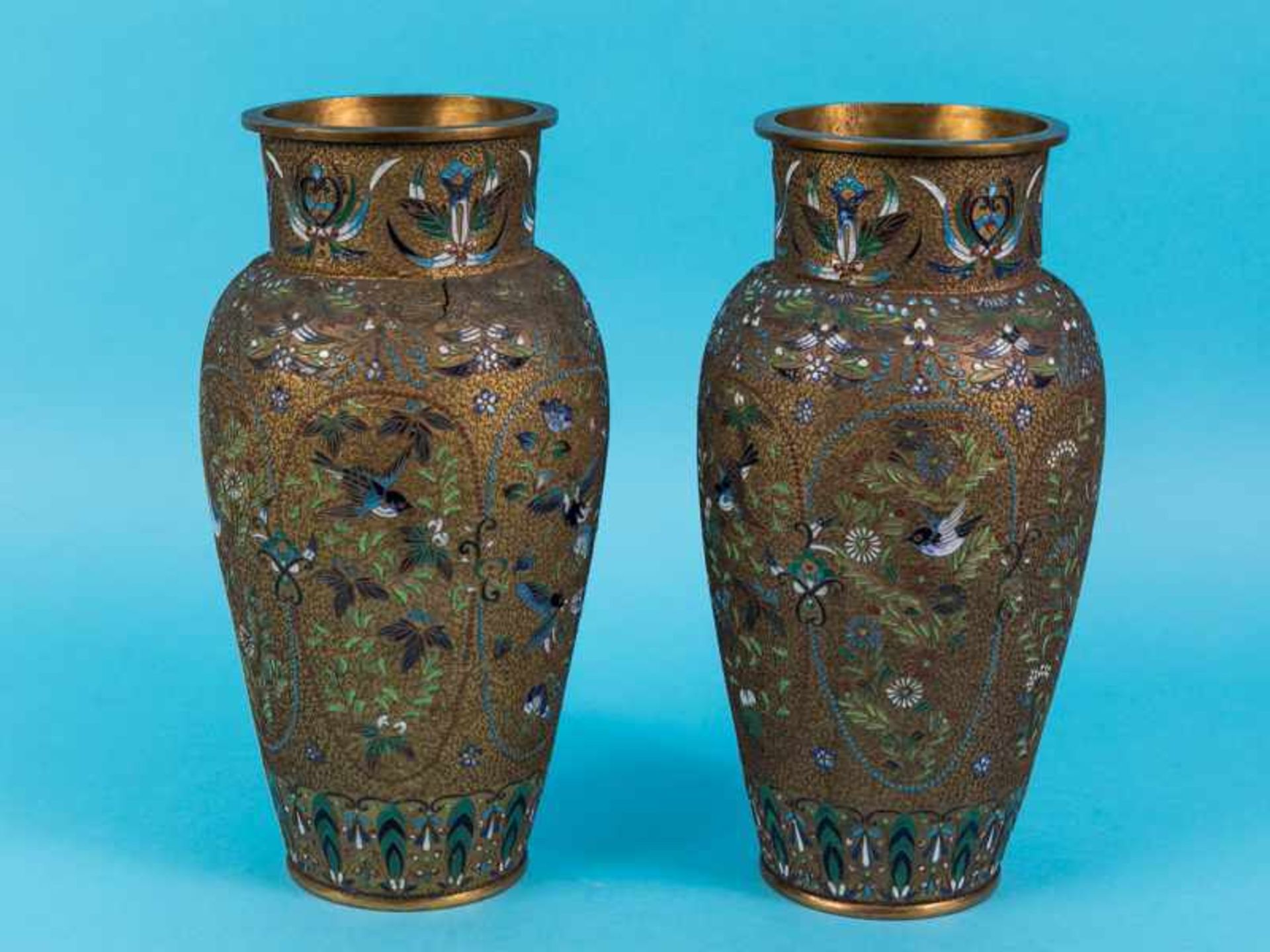 Paar große Cloisonné-Vasen, wohl Japan, um 1900. Kupfer-/ Messing mit farbigem Emaille. Ovoider