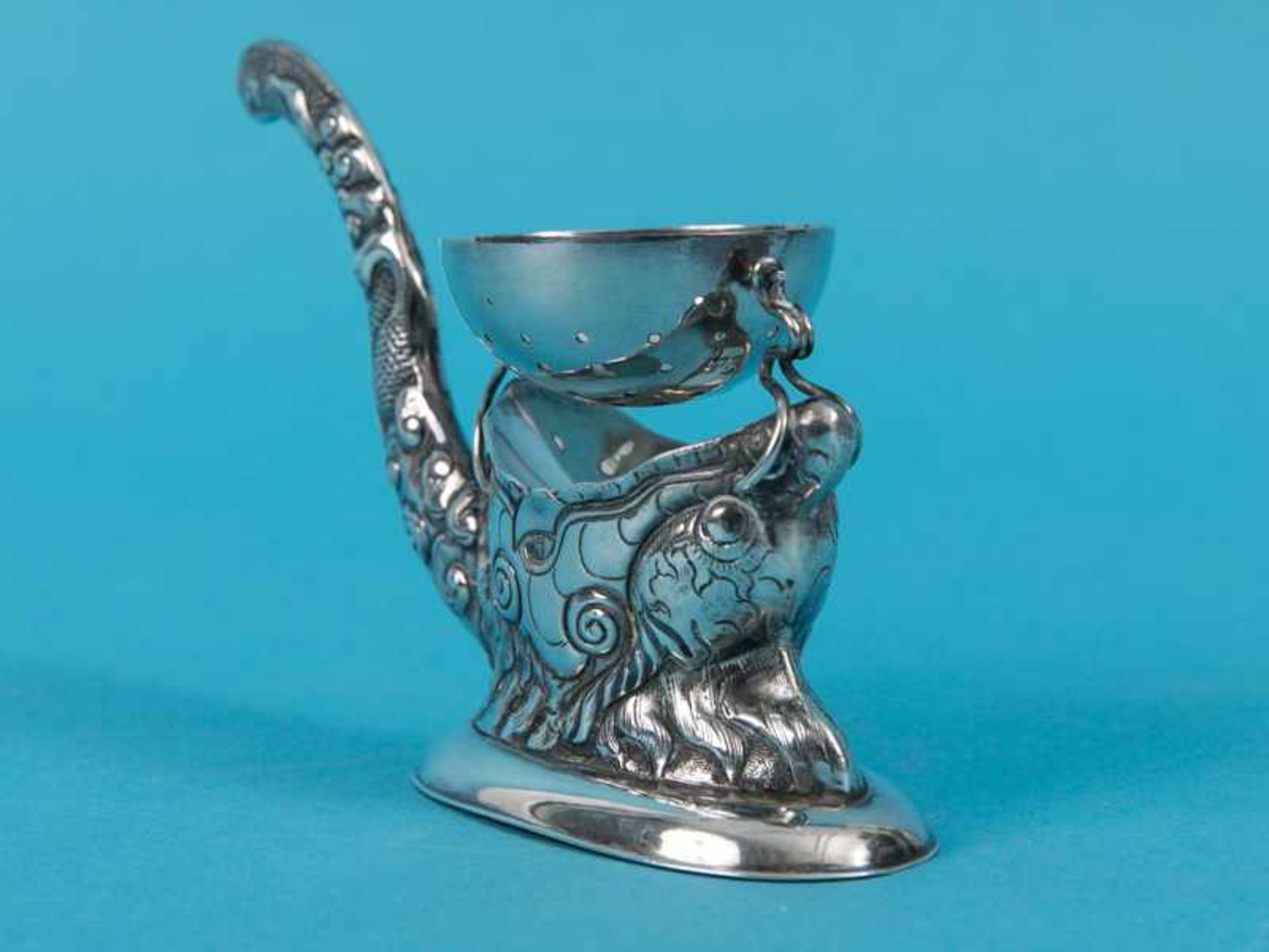 Teesieb mit Halterung, Vietnam, 20. Jh. 900/-Silber, ca. 74 g; auf reliefiertem Sockel über ovalem - Image 5 of 7