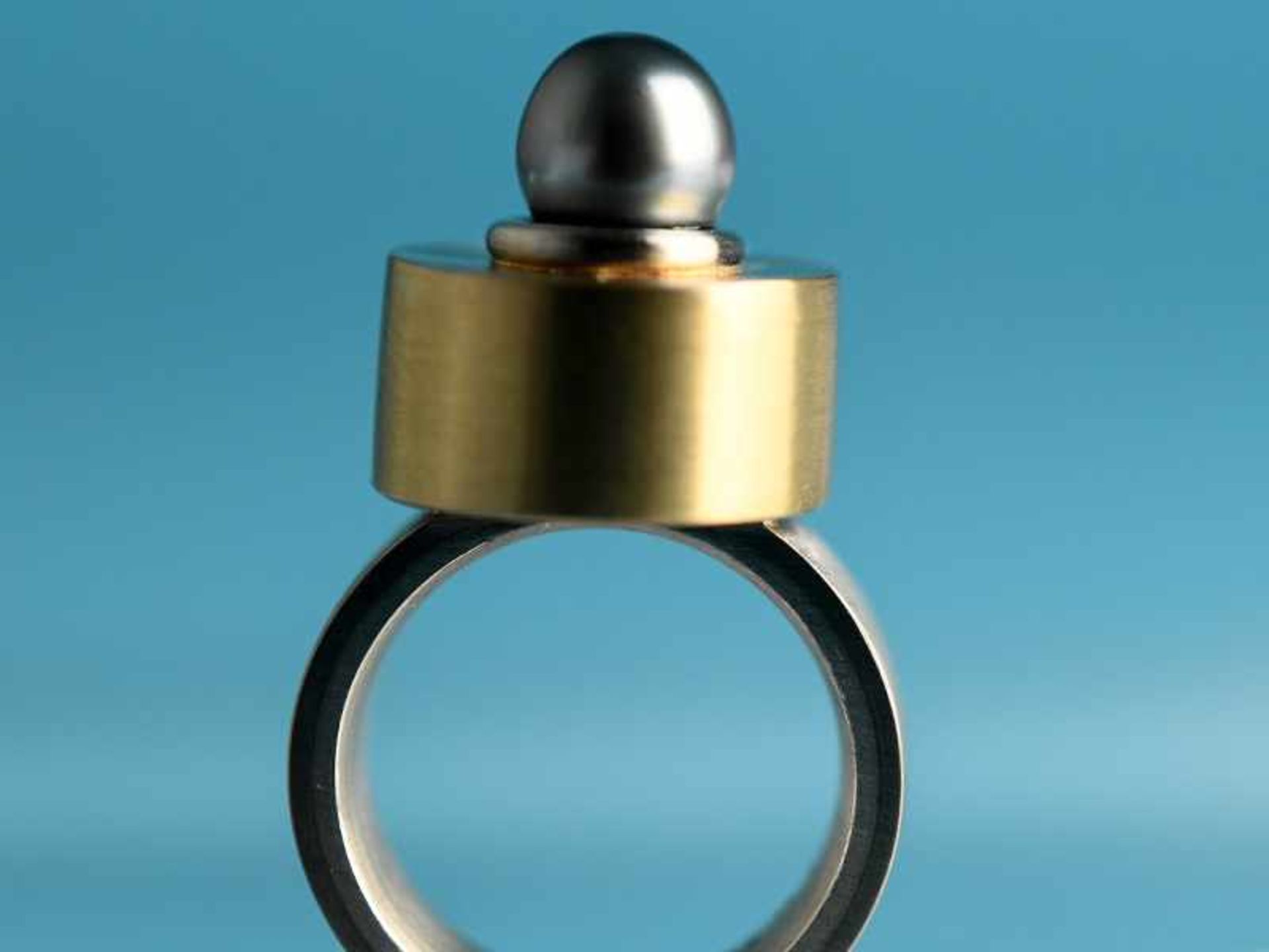 Moderner, massiver Ring mit Tahiti-Zuchtperle, Goldschmiedearbeit, 21. Jh. 750/- Gelbgold, 950/- - Image 2 of 11