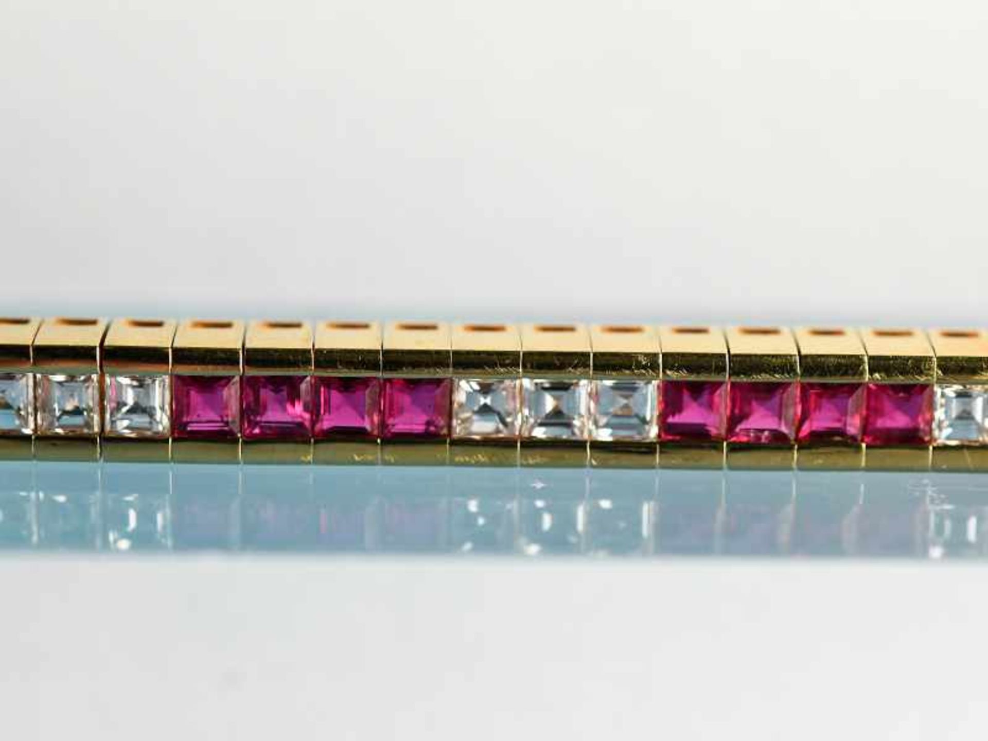 Hochwertiges Rivière-Armband mit 38 Rubinen zus. ca. 3,8 ct und 30 Diamanten, zusammen ca. 3,3 ct, - Bild 7 aus 15