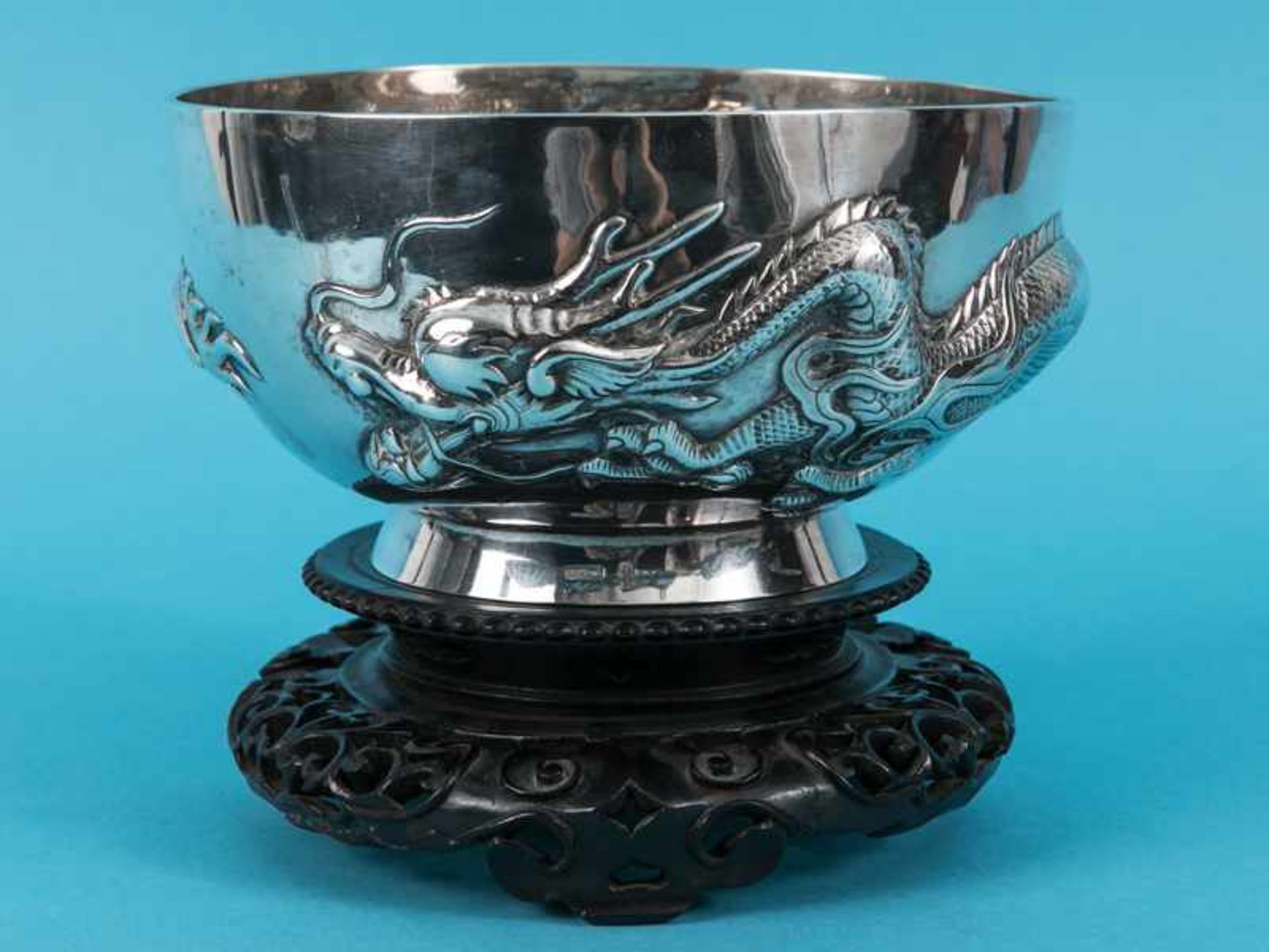 Schale mit Drachendekor (Chinese Export silver bowl), wohl Wang Hing, Hongkong, Anfang/ 1. Hälfte - Image 3 of 13