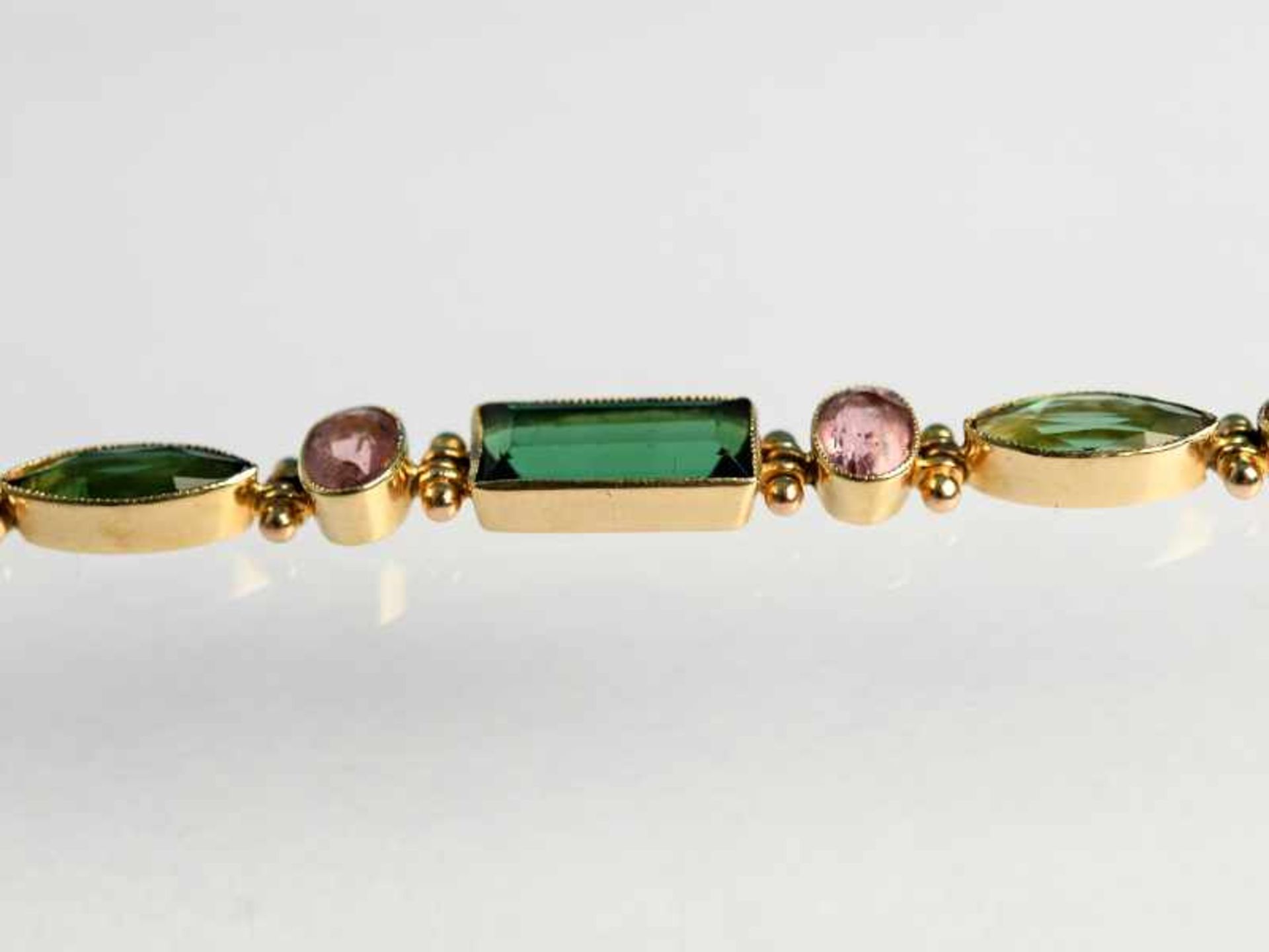 Armband mit rosa- und grünfarbenen Turmalinen, England, um 1900. 15 ct Gelbgold. Gesamtgewicht ca. - Image 5 of 5