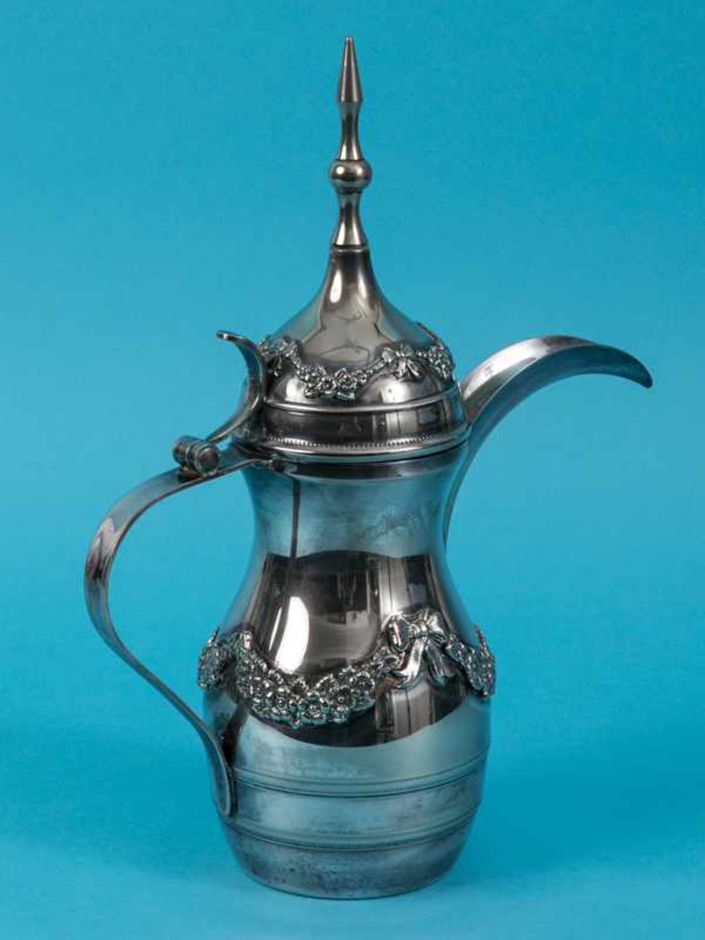 Arabische Kaffee-/ Moccakanne (Dallah) mit Girlanden-Relief, 20. Jh. Plated; birnförmig mit - Image 2 of 7