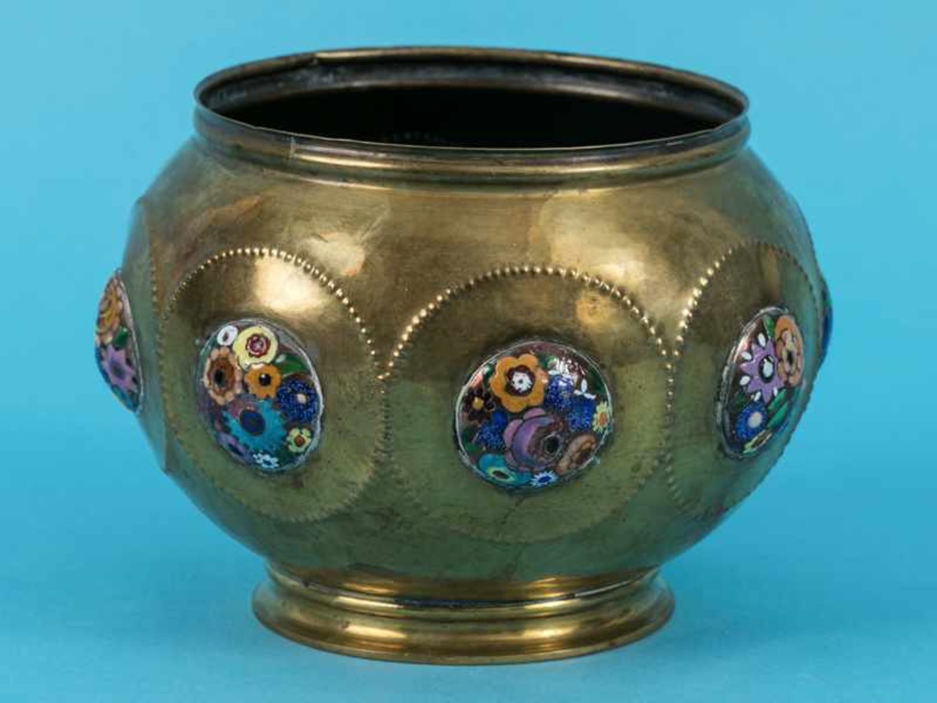 Jugendstil-Cachepot mit Emailledekor, Umkreis Münchner oder Wiener Sezession, um 1900. Messing/ - Bild 2 aus 12