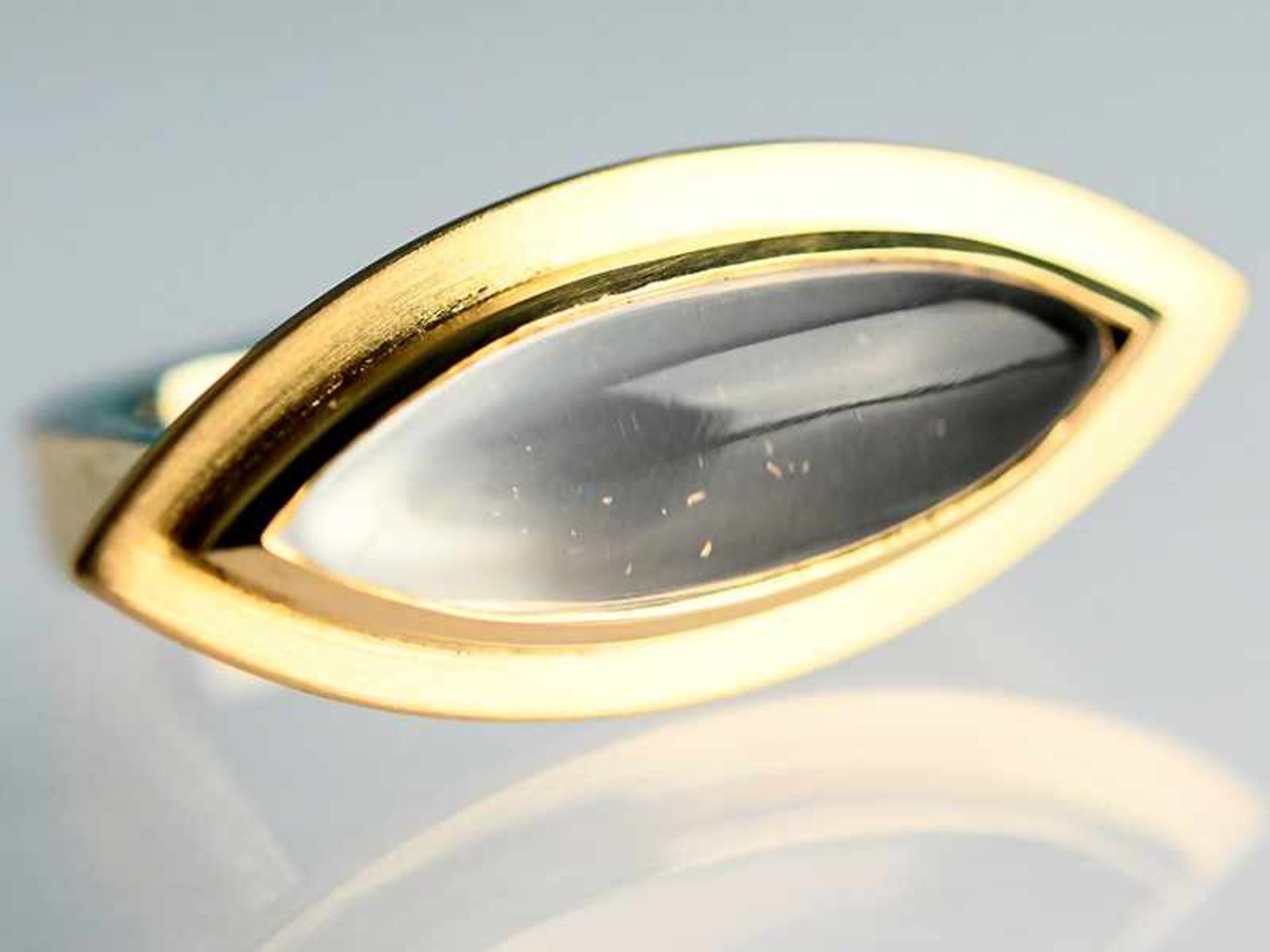 Moderner Ring mit Mondstein-Cabochon, Goldschmiedearbeit, 21. Jh. 585/- Gelbgold. Gesamtgewicht