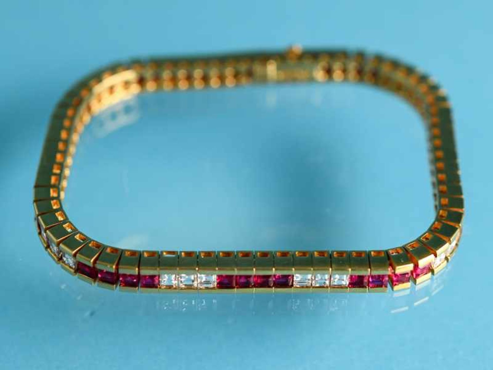 Hochwertiges Rivière-Armband mit 38 Rubinen zus. ca. 3,8 ct und 30 Diamanten, zusammen ca. 3,3 ct,