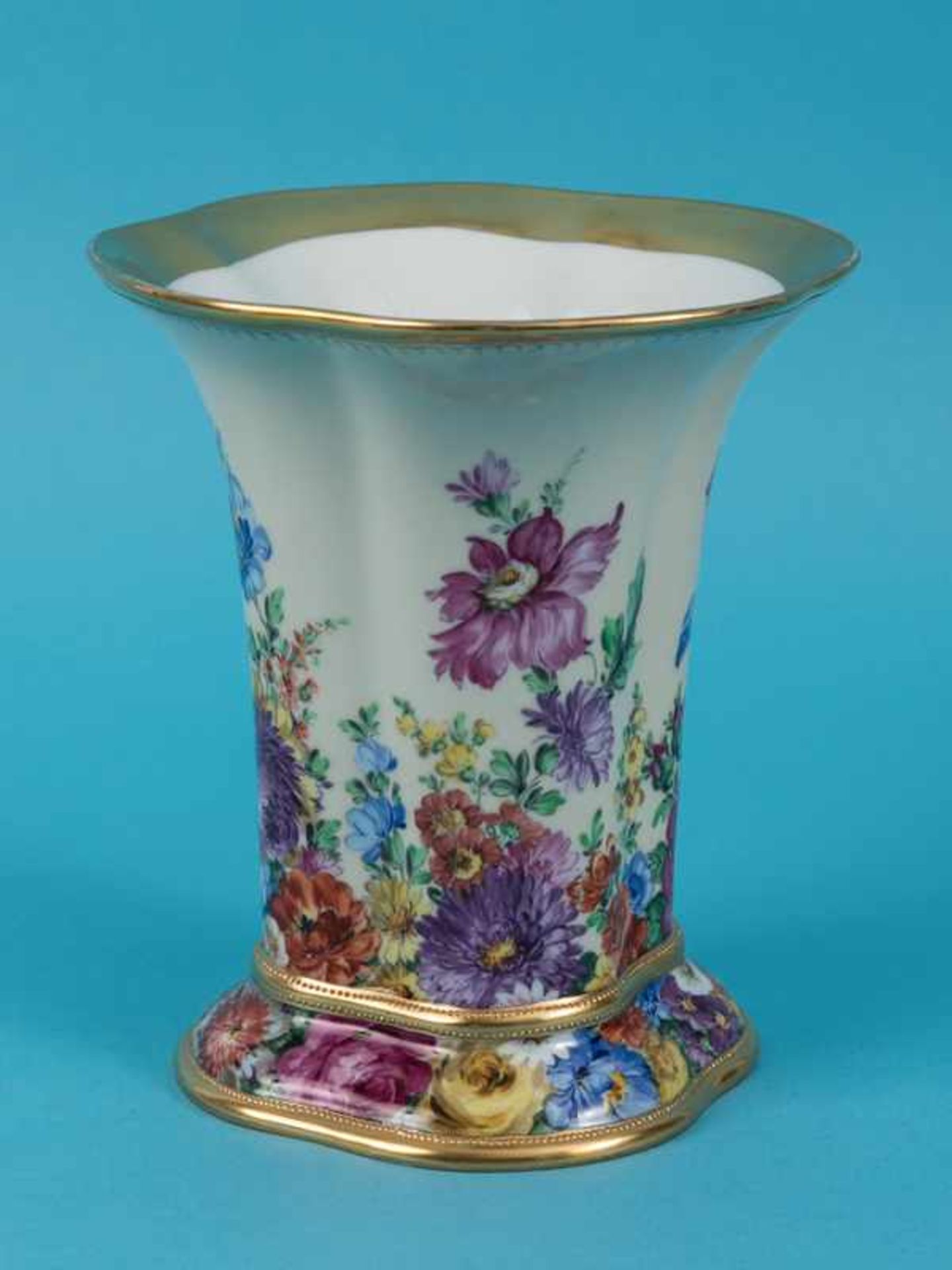 Vase mit Blumenmalerei, Adolph Hamann, Dresden, 1. Hälfte 20. Jh. Weißporzellan mit polychromer - Bild 9 aus 11