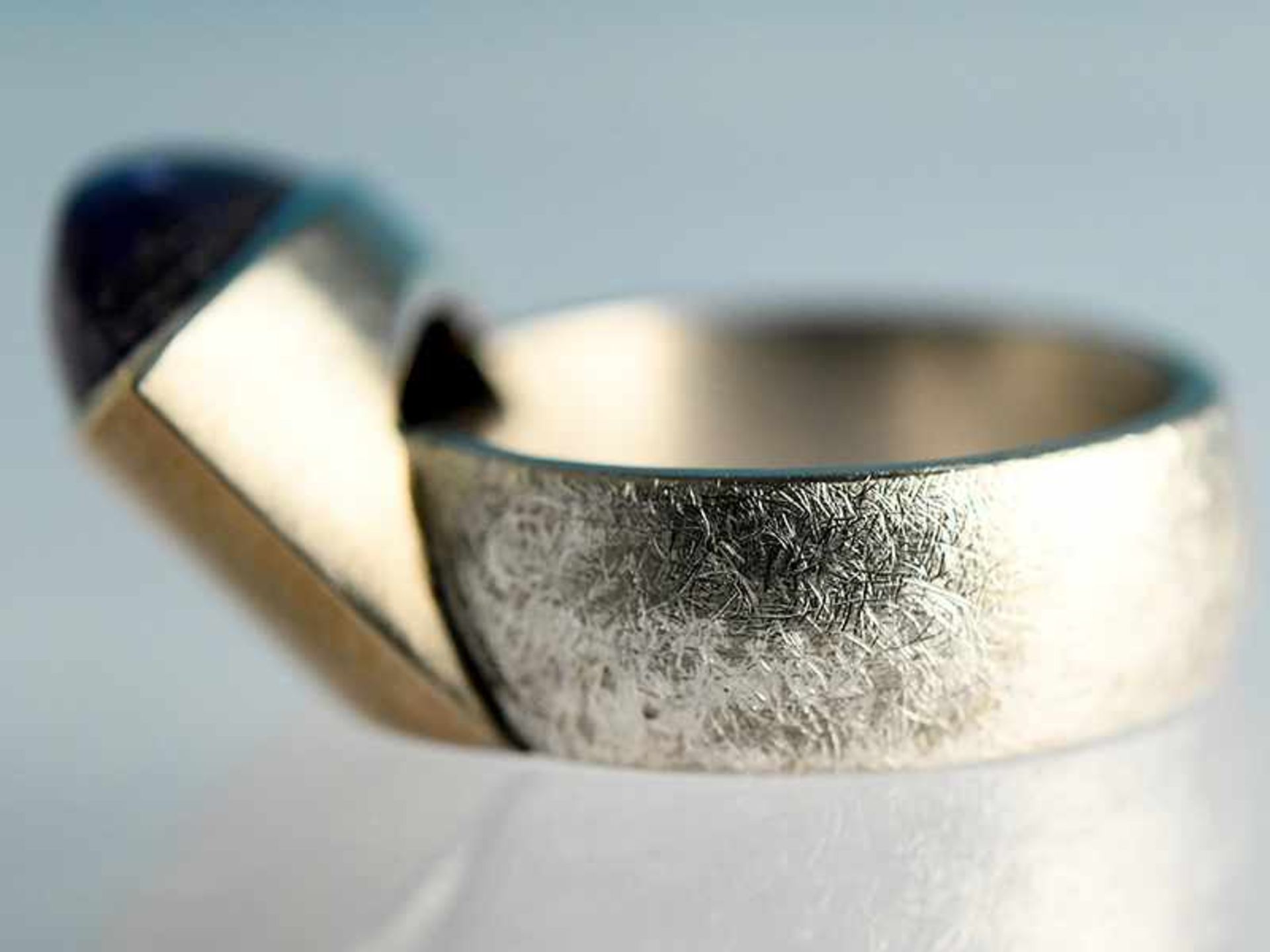 Moderner Ring mit Tansanit-Cabochon, Goldschmiedearbeit, 21. Jh. 925/- Silber und 585/- Gelbgold. - Bild 6 aus 7
