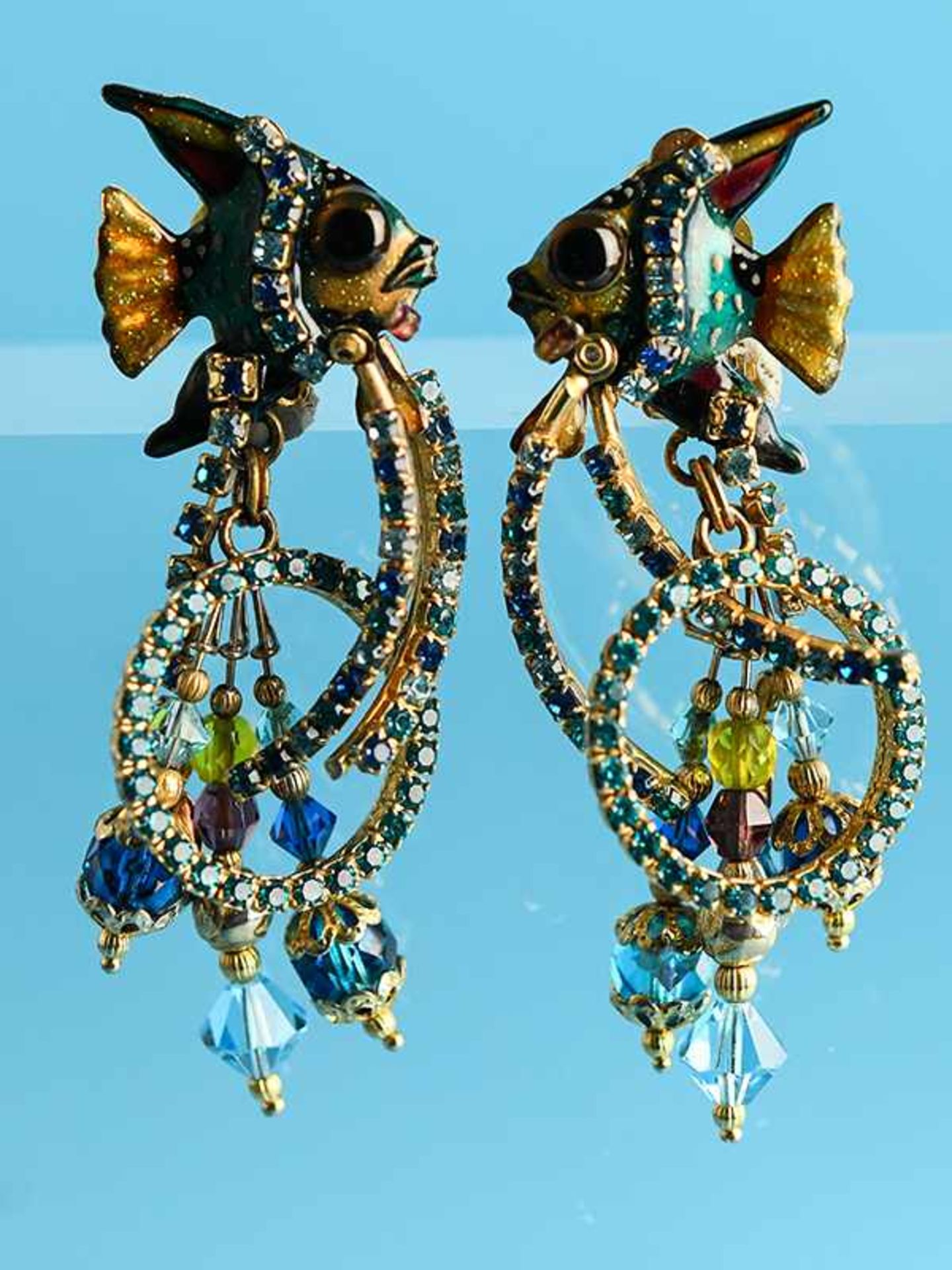 Paar Modeschmuck-Ohrclips von Lunch at The Ritz, USA, 20. Jh. Goldfarbenes Metall mit bunten
