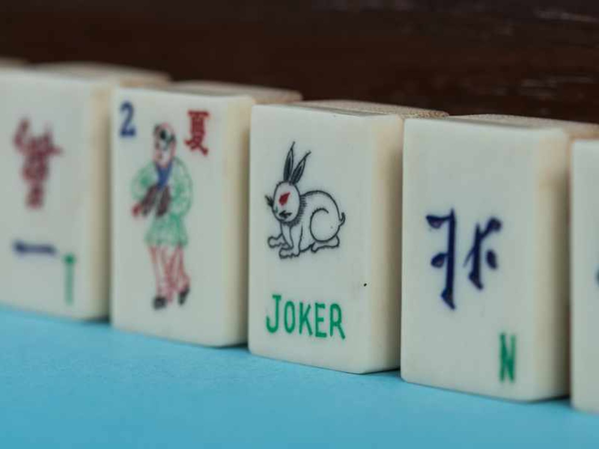 Mahjong-Spiel, China, 1. Hälfte 20. Jh. Bambusholzkassette mit zahlreichen, oberseitig bunt - Image 2 of 7