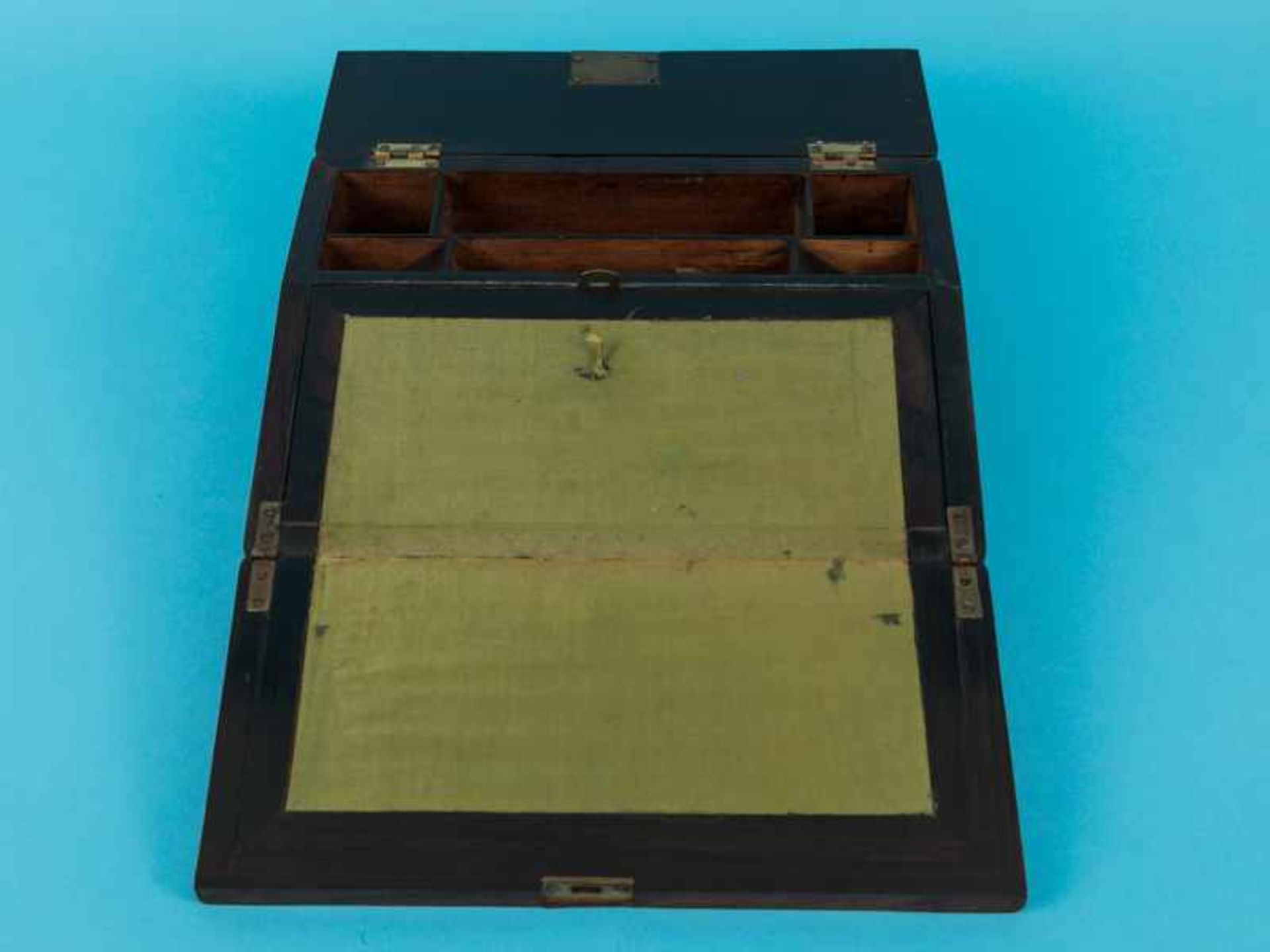 Reise-Schreibkasten, um 1900. Palisander mit Perlmutt-Einlegearbeiten. Holzschatulle mit - Bild 12 aus 12