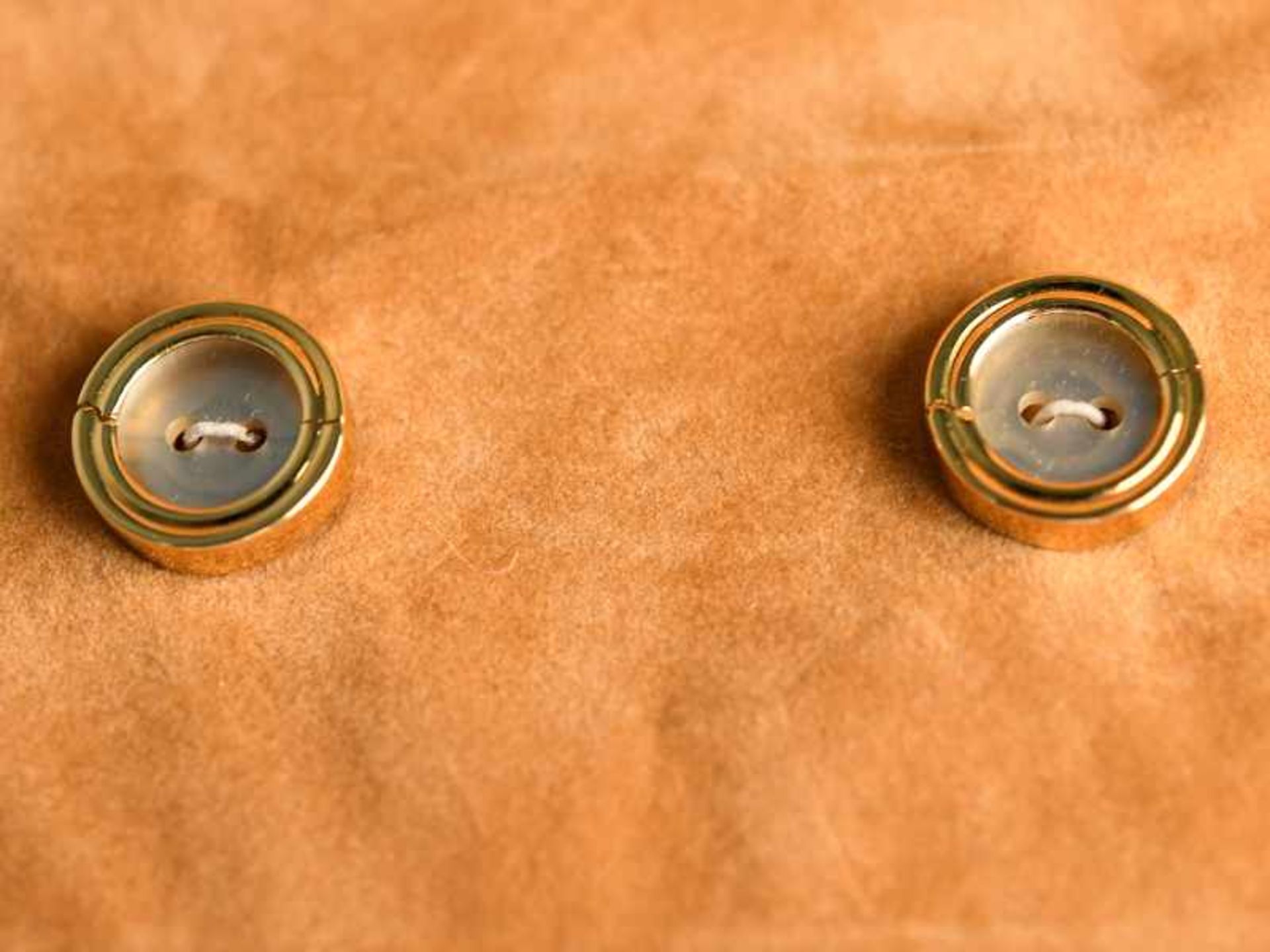 Paar Knopfverzierungen aus Gold, Juweliersarbeit, van der Bauwede, Genève, 20. Jh. 750/- Gelbgold.