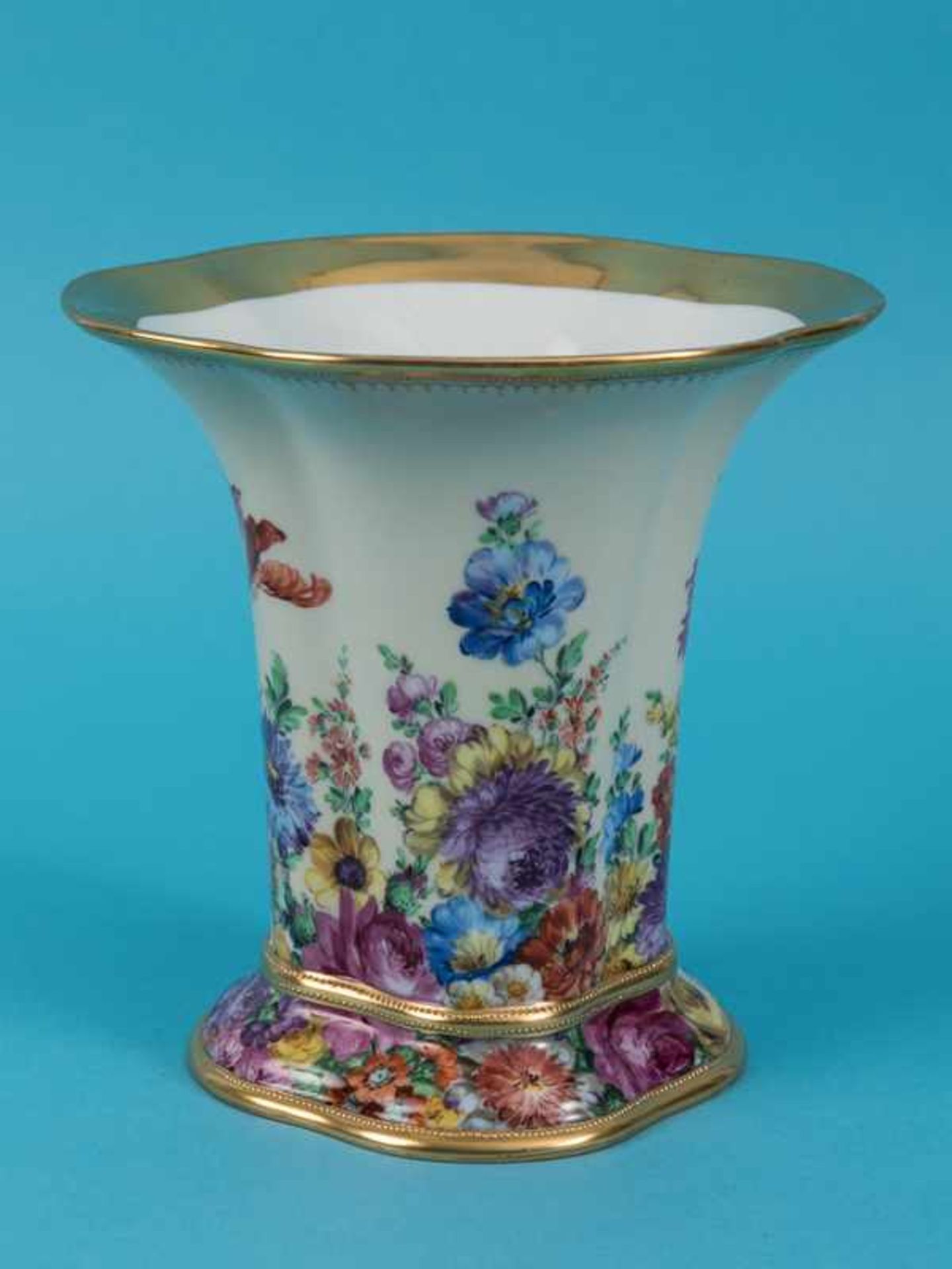 Vase mit Blumenmalerei, Adolph Hamann, Dresden, 1. Hälfte 20. Jh. Weißporzellan mit polychromer - Bild 7 aus 11