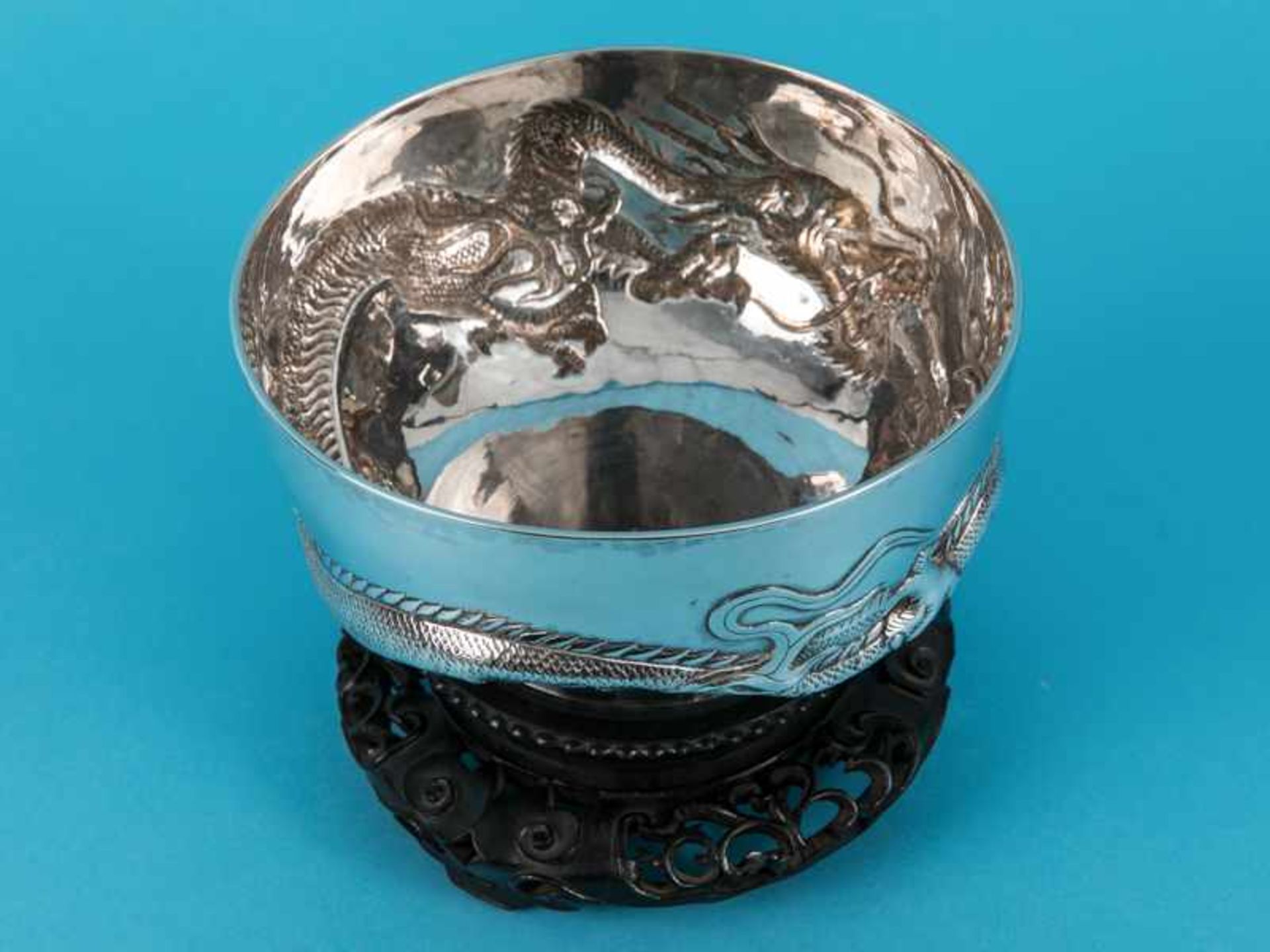 Schale mit Drachendekor (Chinese Export silver bowl), wohl Wang Hing, Hongkong, Anfang/ 1. Hälfte - Image 9 of 13