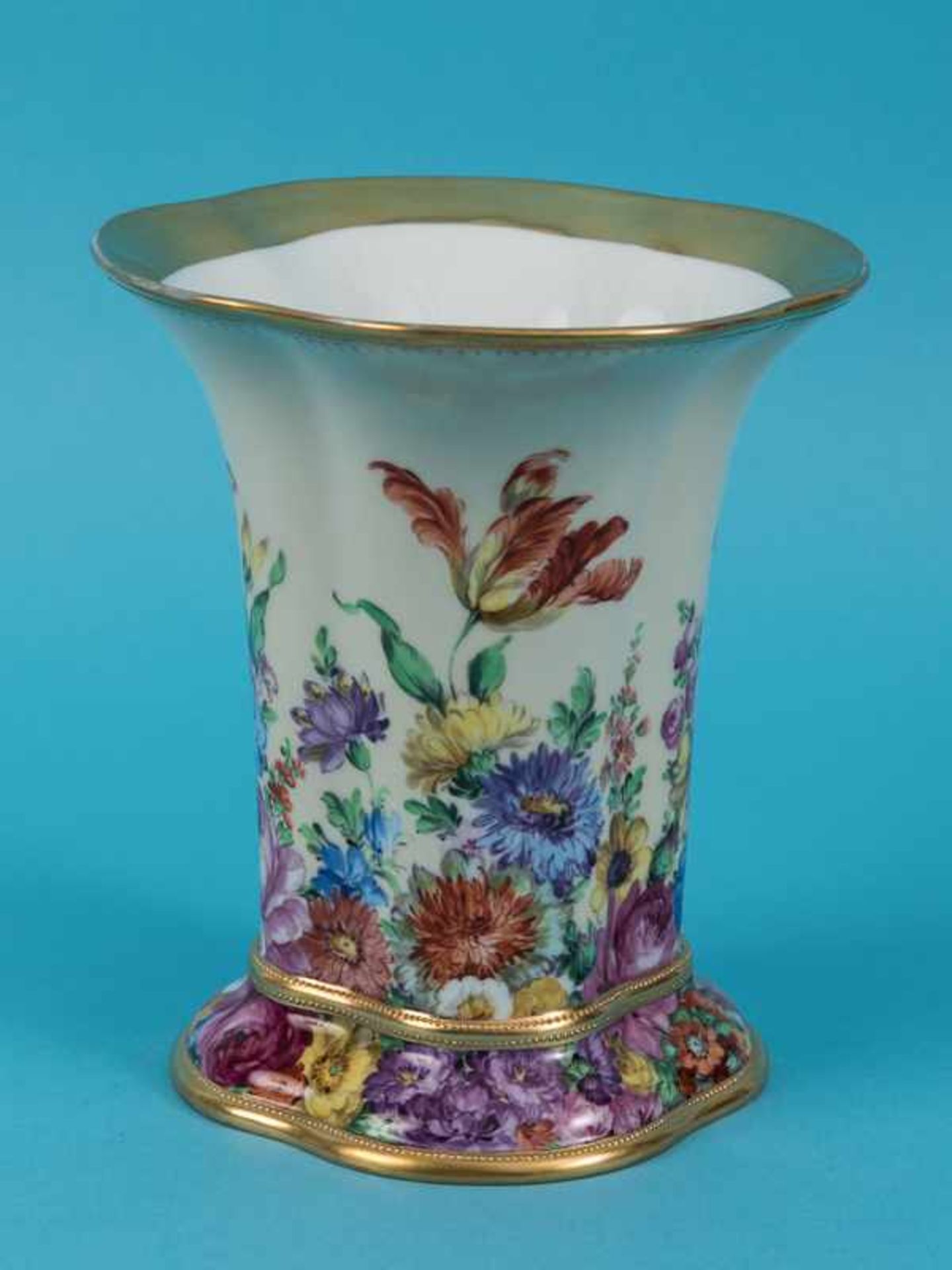 Vase mit Blumenmalerei, Adolph Hamann, Dresden, 1. Hälfte 20. Jh. Weißporzellan mit polychromer - Bild 10 aus 11