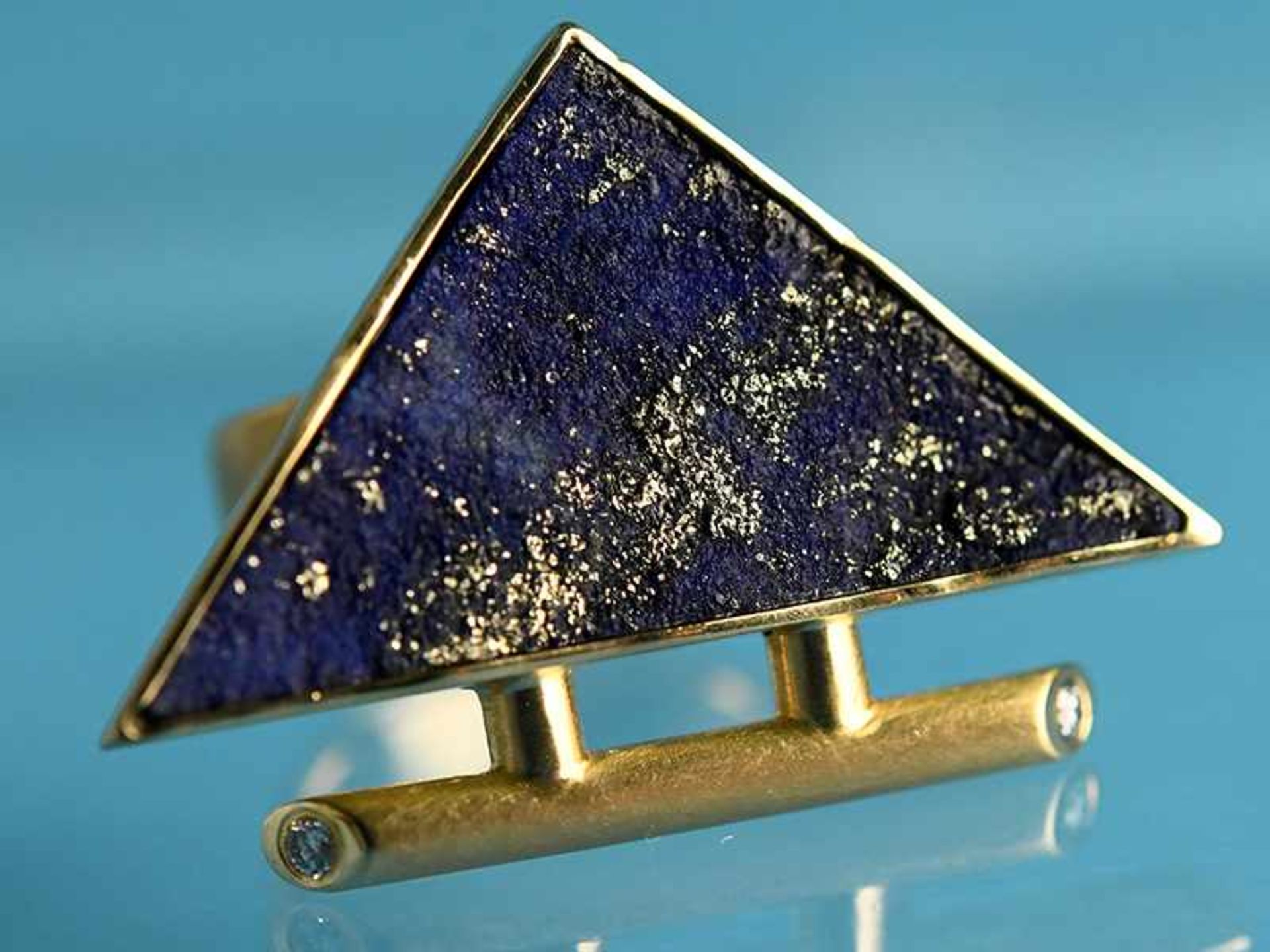 Moderner Ring mit Lapislazuli und 2 kleinen Brillanten, zusammen ca. 0,02 ct, Goldschmiedearbeit.