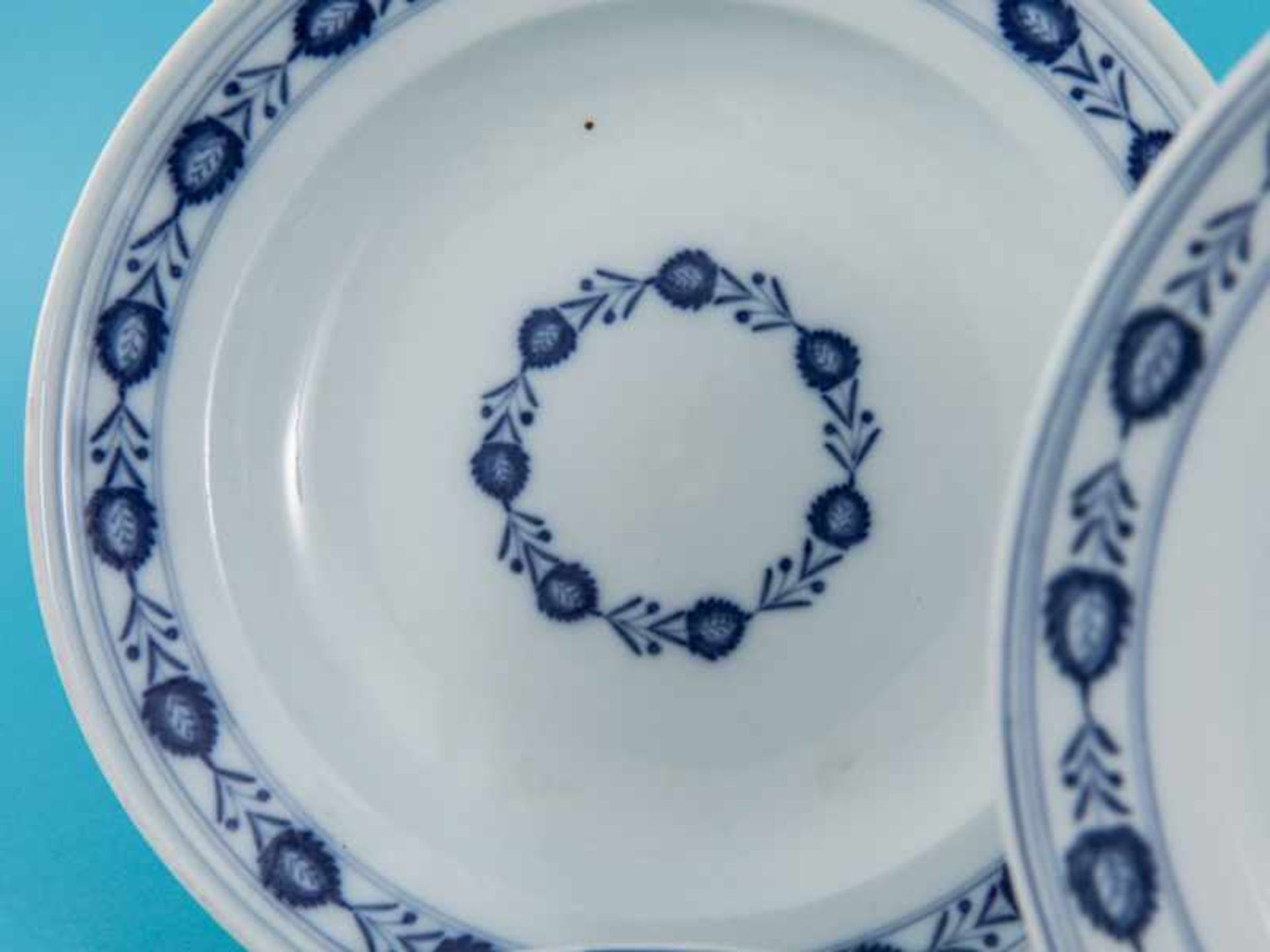 4 kleinere + 2 größere Teller mit blauem Bordürendekor, Meissen, um 1800/ 1. Hälfte 19. Jh. - Bild 3 aus 13