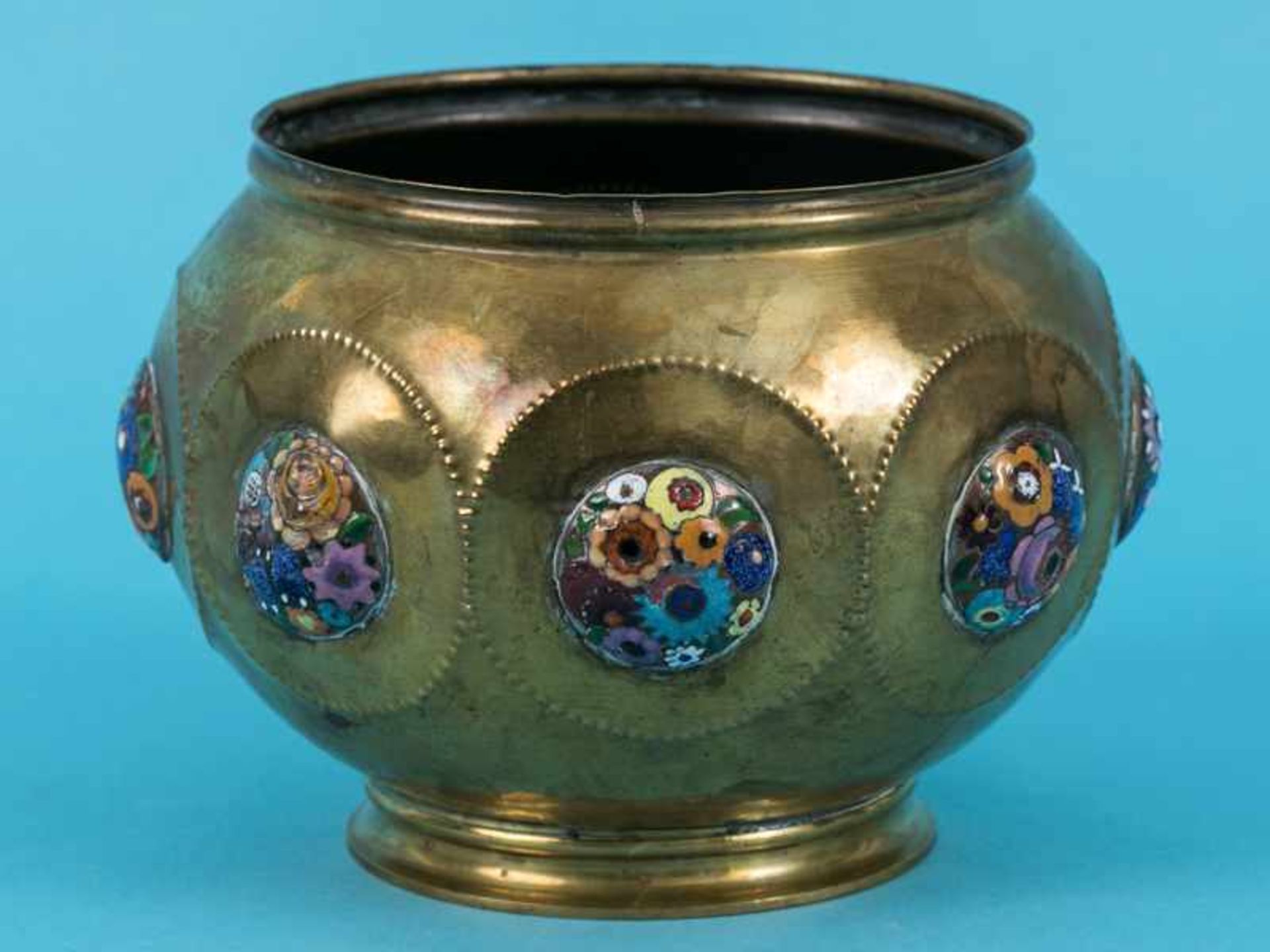 Jugendstil-Cachepot mit Emailledekor, Umkreis Münchner oder Wiener Sezession, um 1900. Messing/ - Bild 11 aus 12