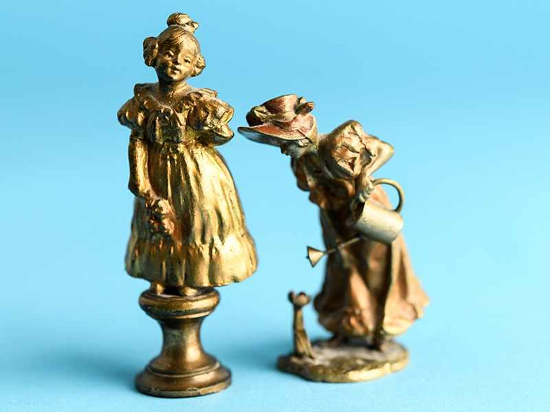 2 Kleinplastiken "Biedermeier-Damen mit Blumen", Wiener Bronze, Anf. 20. Jh. Messing-/ Bronzeguss