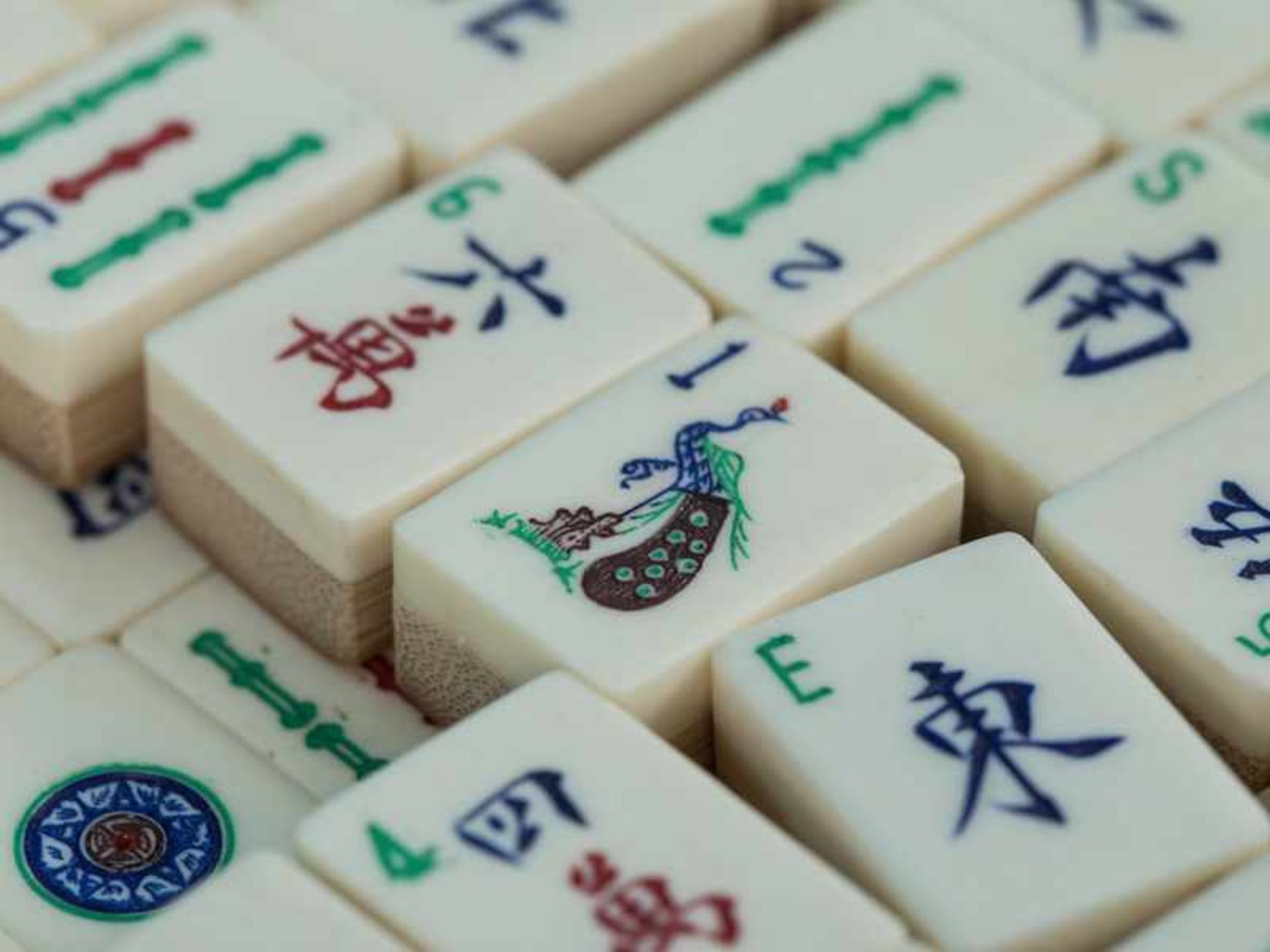Mahjong-Spiel, China, 1. Hälfte 20. Jh. Bambusholzkassette mit zahlreichen, oberseitig bunt - Image 6 of 7