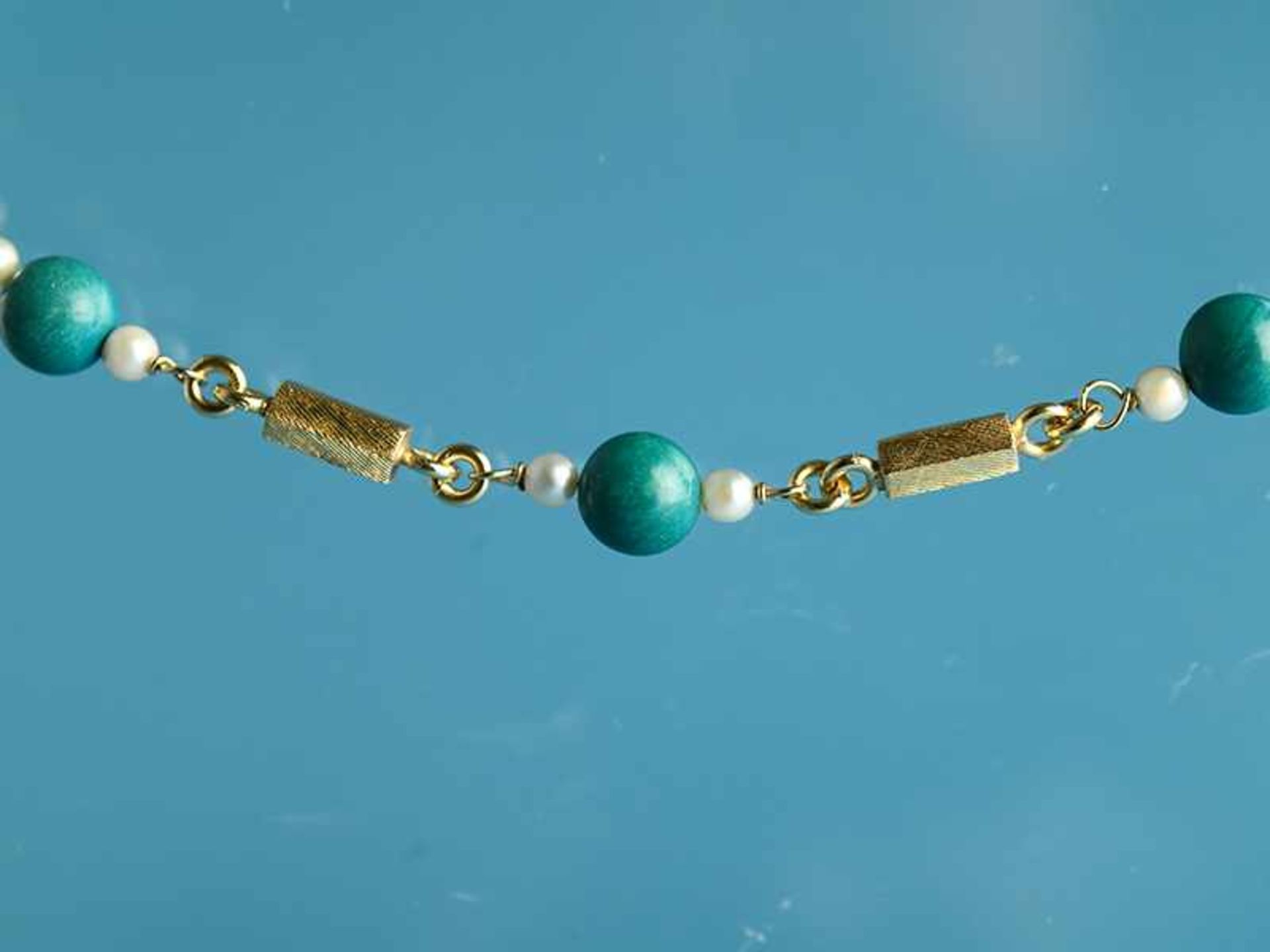 Lange Türkis-Perlenkette, 70-er Jahre. 750/- Gelbgold. Gesamtgewicht ca. 48,8 g. Regelmäßig - Bild 4 aus 5
