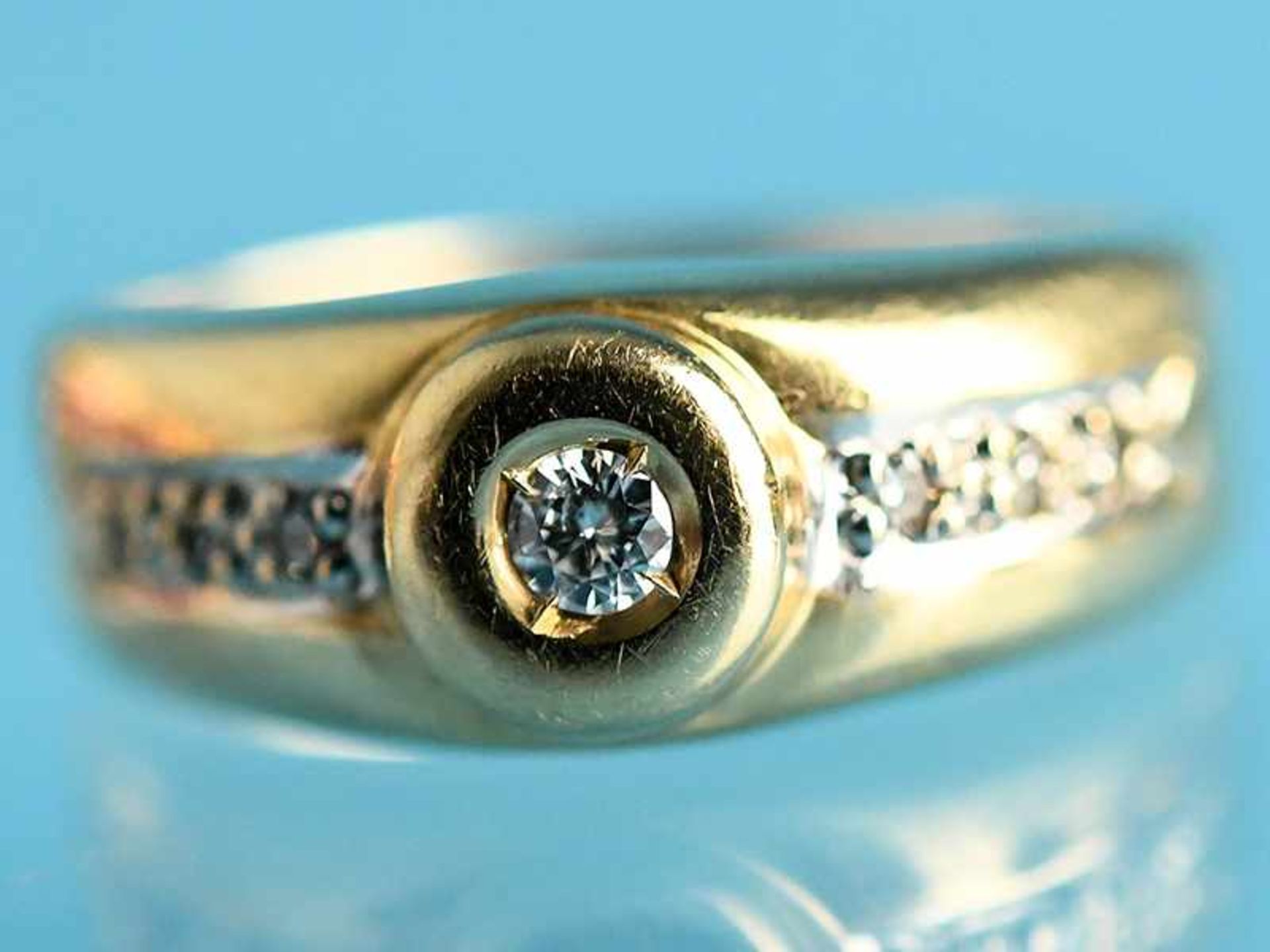 4 verschiedene Ringe mit Rubinen, Saphiren, Smaragden- und Diamanten, 20. Jh. 1.) 585/ -Gelbgold. - Image 10 of 21
