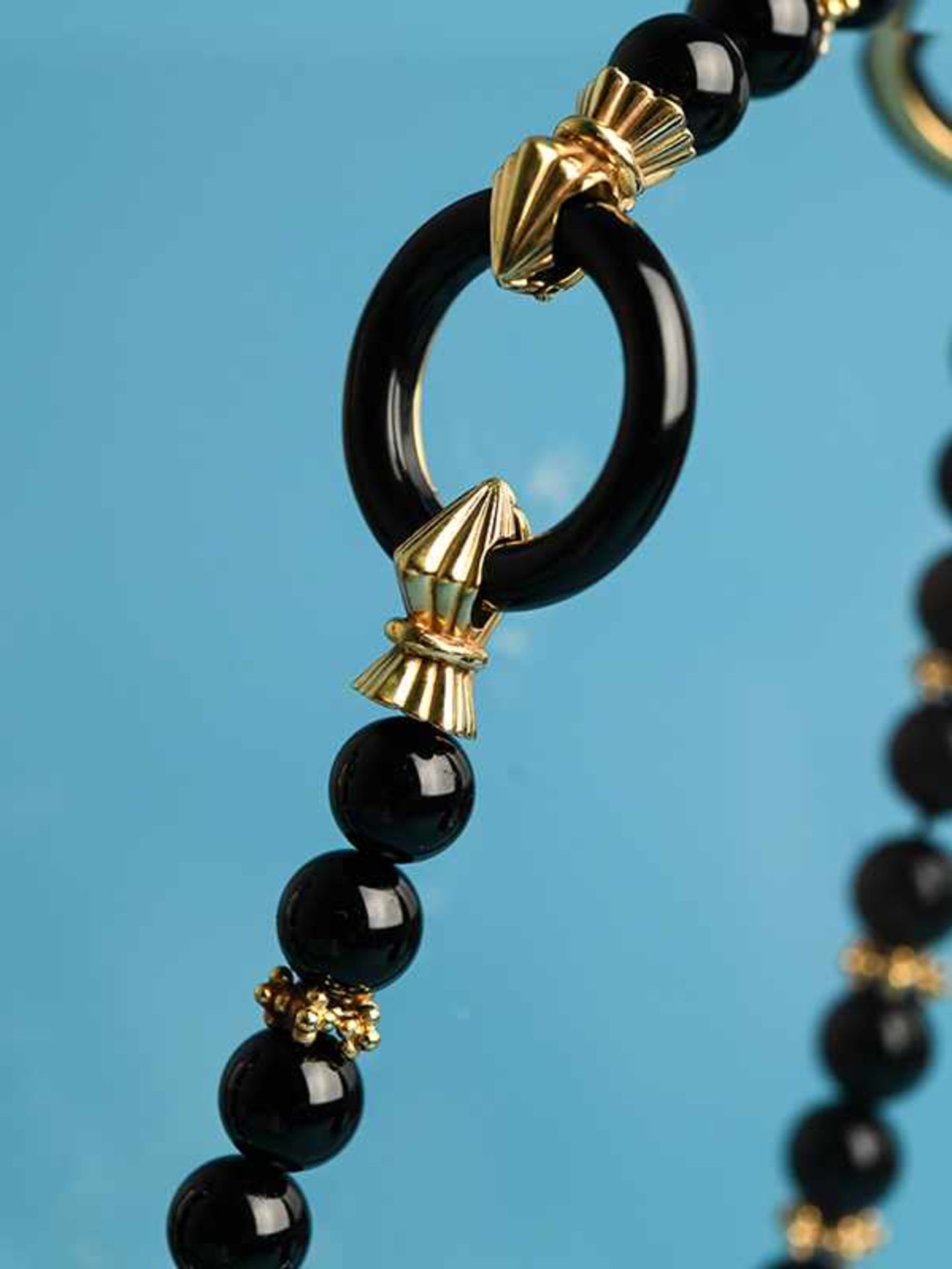 Langes Collier mit Onyx-Kugeln- und Ringen mit verschiedenen, goldenen Zwischen- und - Image 4 of 7