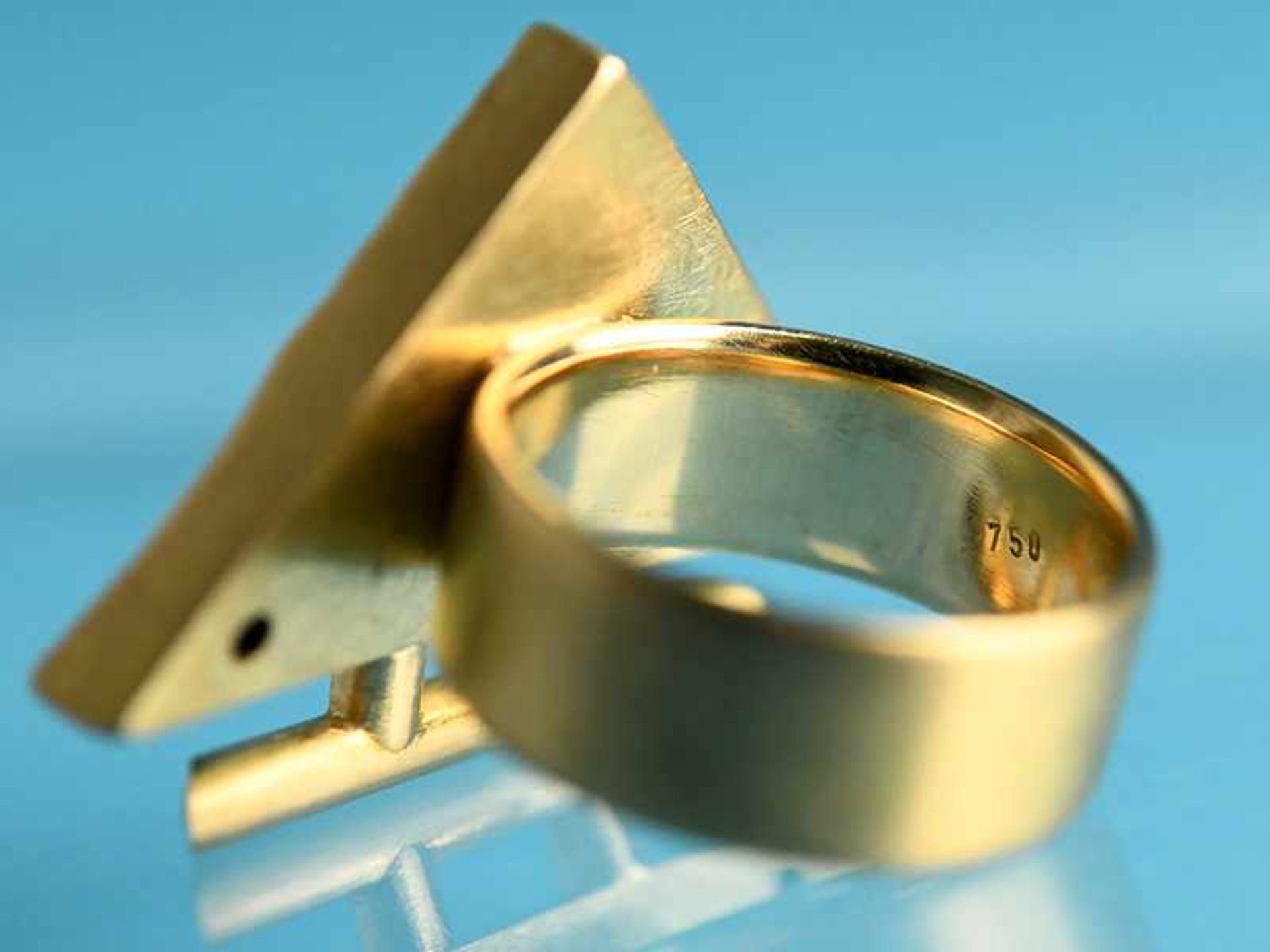 Moderner Ring mit Lapislazuli und 2 kleinen Brillanten, zusammen ca. 0,02 ct, Goldschmiedearbeit. - Bild 3 aus 11