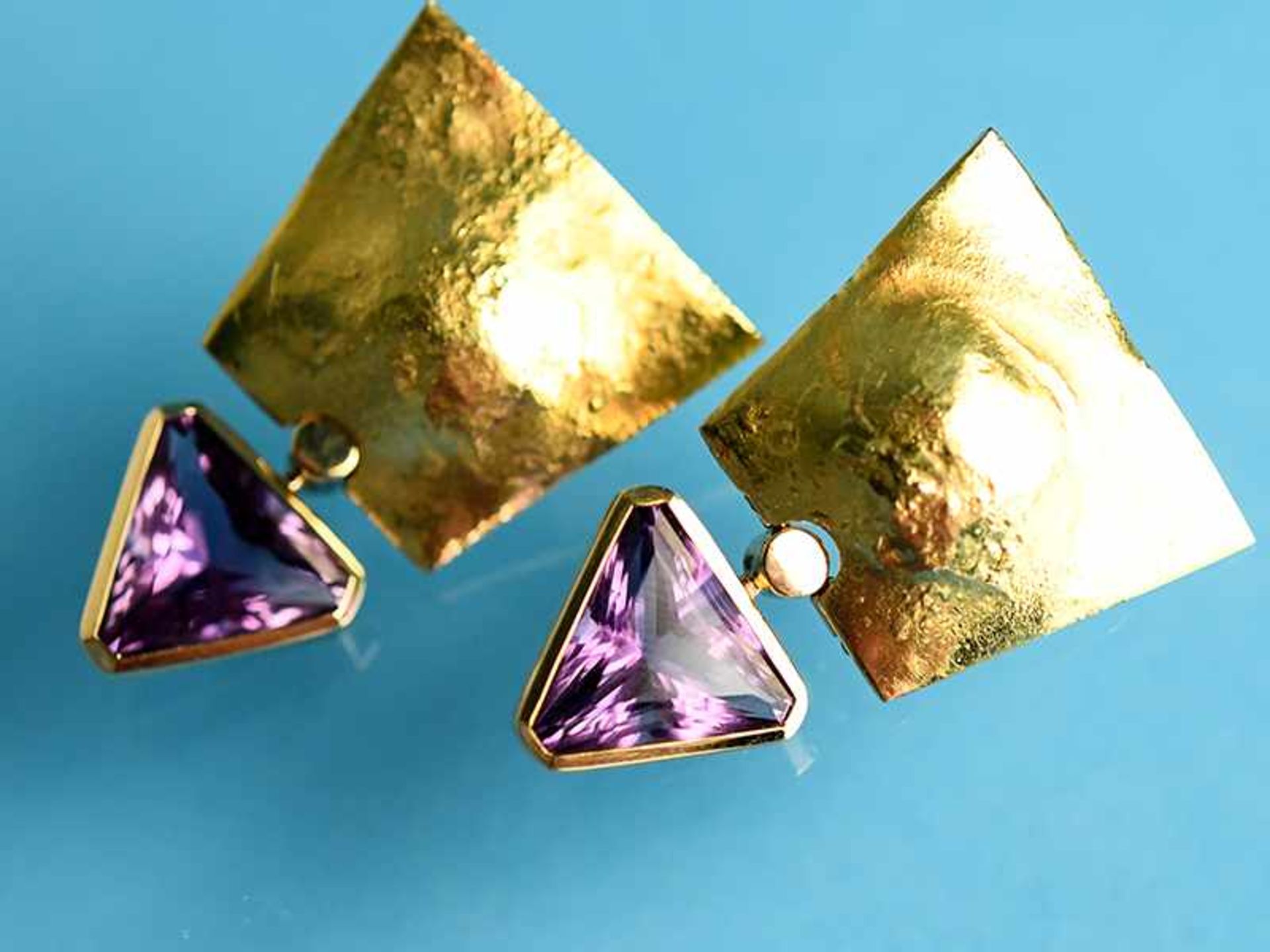 Paar moderne Ohrstecker mit Amethyst, Goldschmiedearbeit, 21. Jh. 750/- Gelbgold. Gesamtgewicht