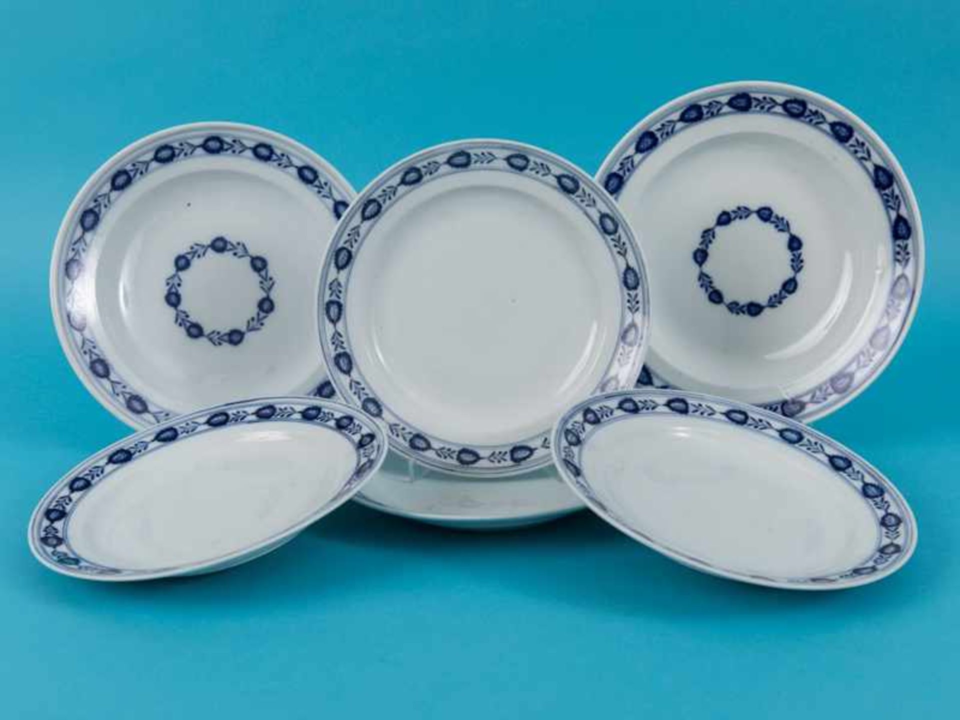 4 kleinere + 2 größere Teller mit blauem Bordürendekor, Meissen, um 1800/ 1. Hälfte 19. Jh.