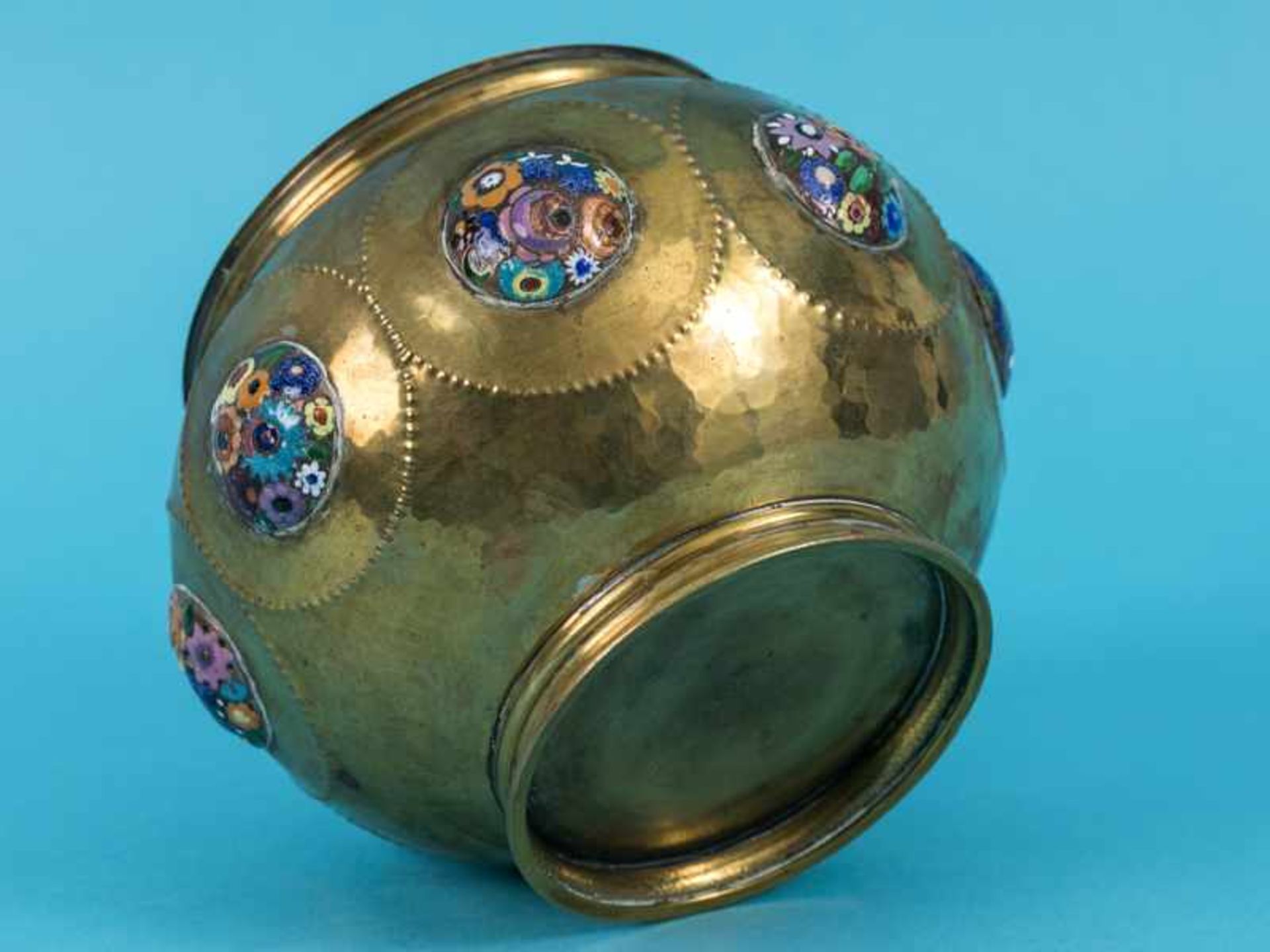 Jugendstil-Cachepot mit Emailledekor, Umkreis Münchner oder Wiener Sezession, um 1900. Messing/ - Bild 5 aus 12