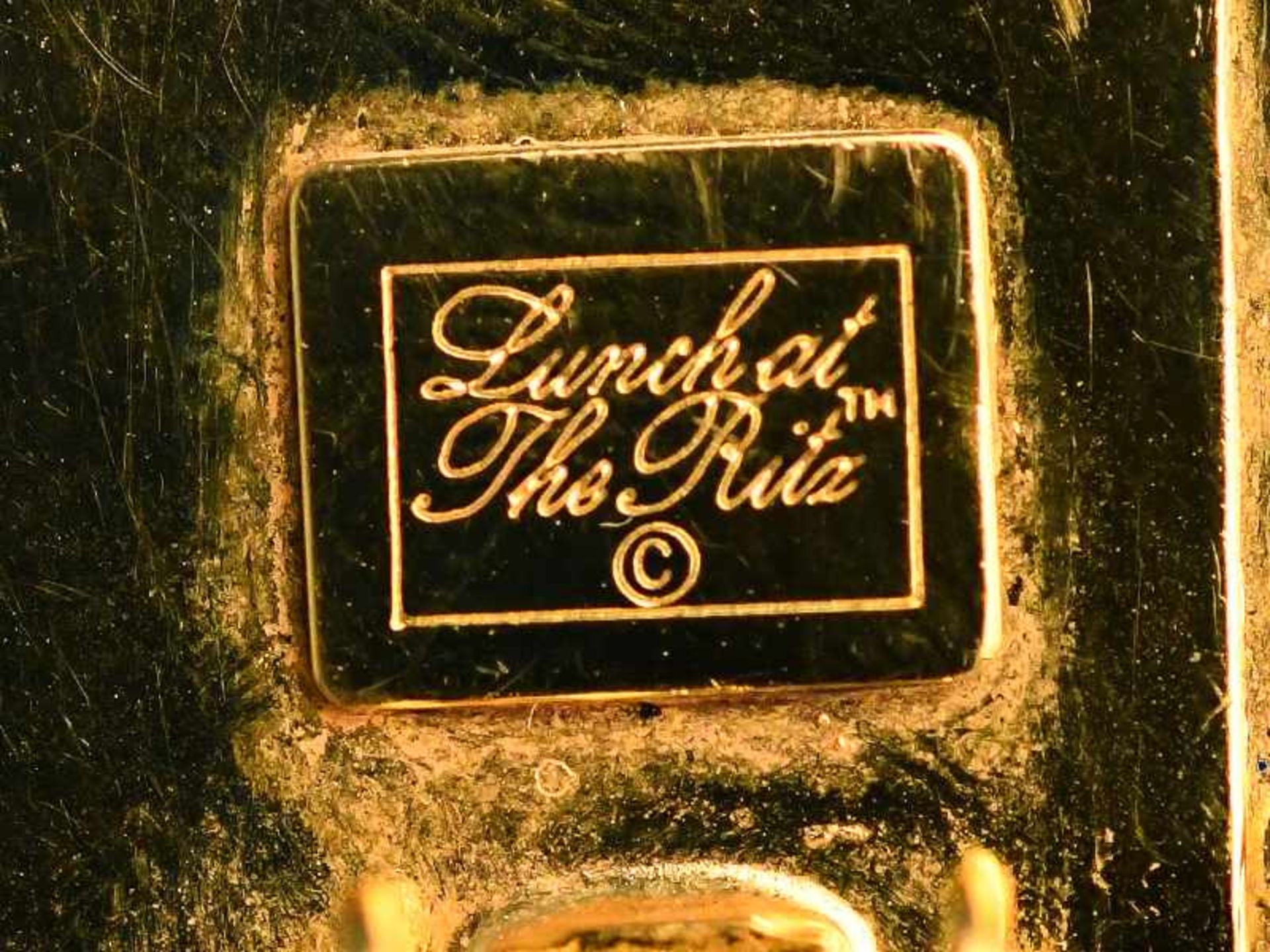 Paar Modeschmuck-Ohrclips von Lunch at The Ritz, USA, 20. Jh. Goldfarbenes Metall mit - Bild 5 aus 5