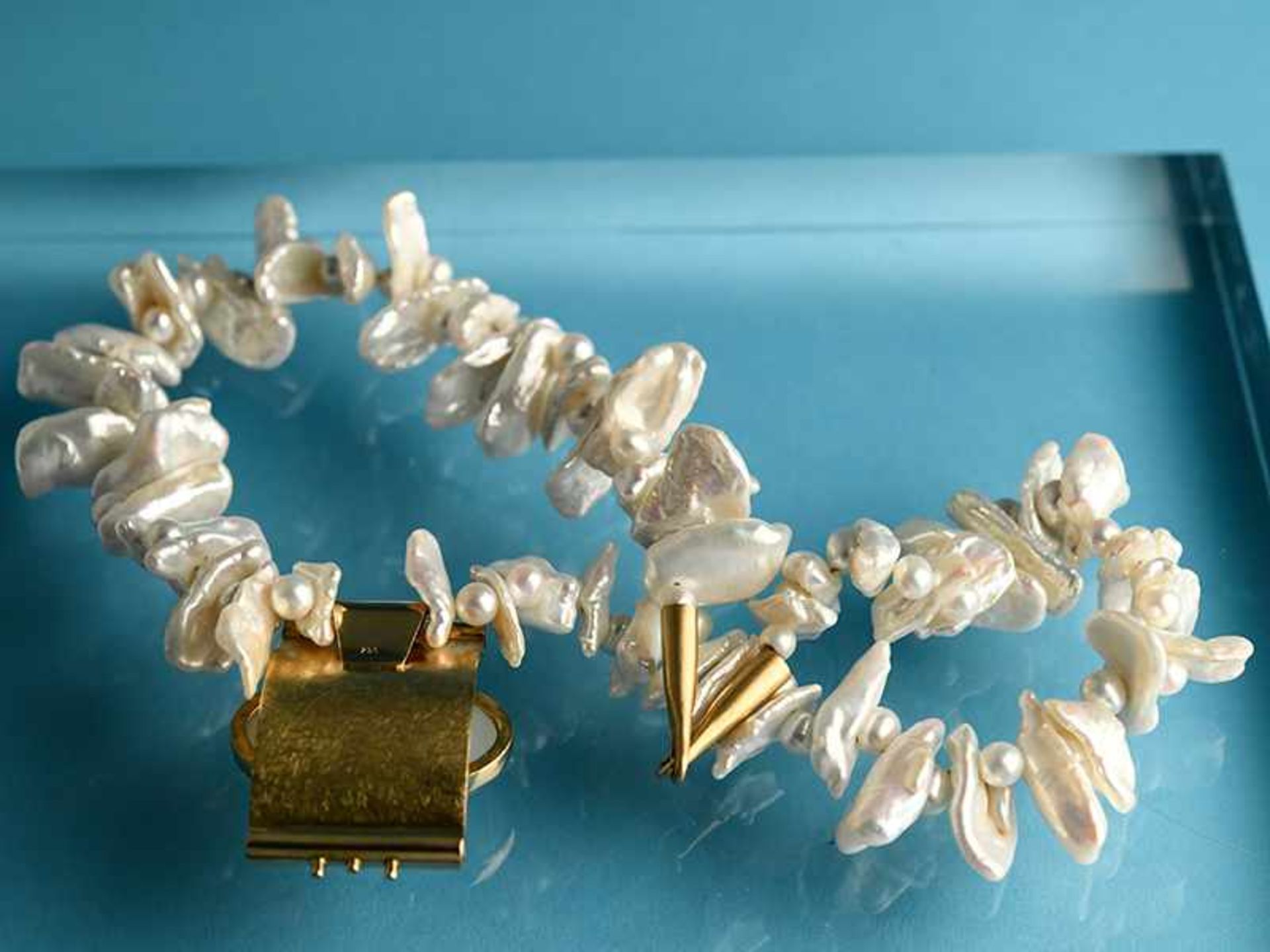 Modernes Collier mit Süßwasserperlenkette und Mondstein-Cabochon, Goldschmiedearbeit, 21. Jh. - Image 12 of 13