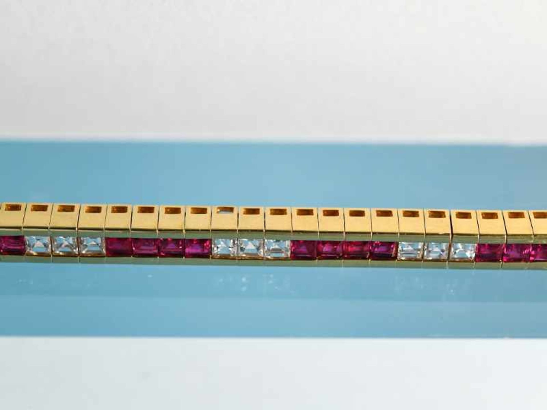 Hochwertiges Rivière-Armband mit 38 Rubinen zus. ca. 3,8 ct und 30 Diamanten, zusammen ca. 3,3 ct, - Bild 9 aus 15