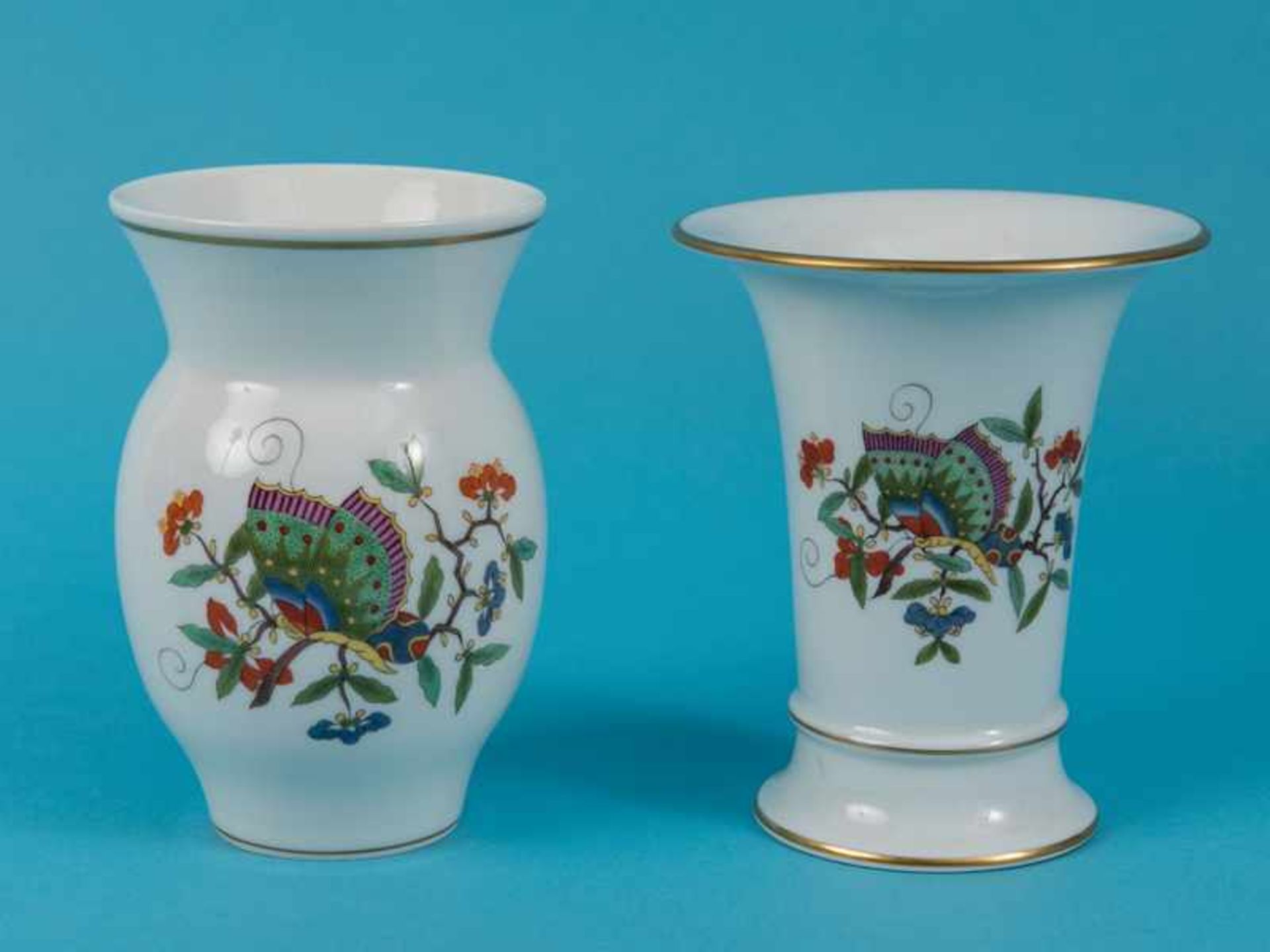 Trichtervase und Balustervase "Bunter chinesischer Schmetterling", Meissen, 20. Jh. Weißporzellan