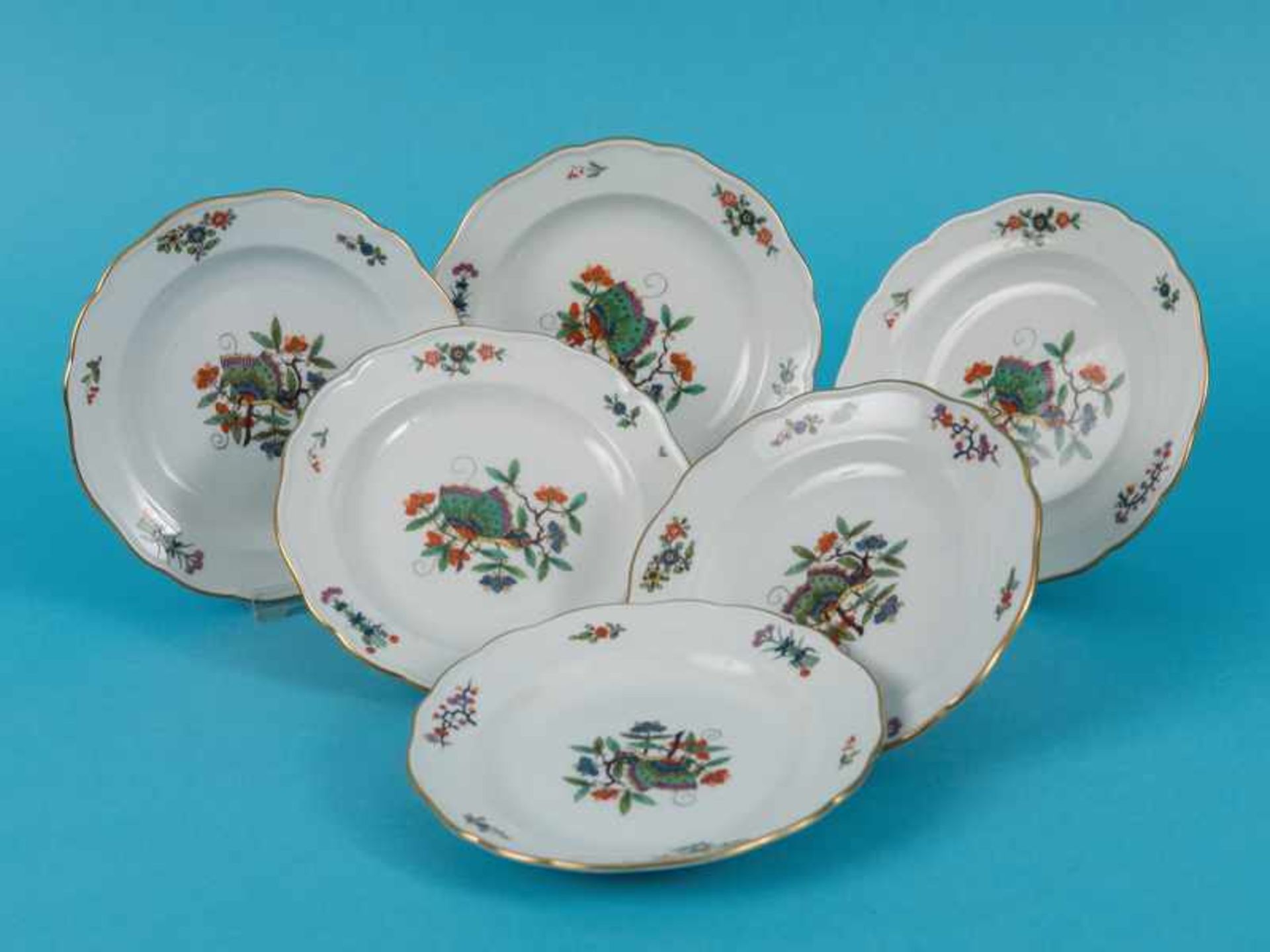 6 kleine Gebäckteller "Bunter chinesischer Schmetterling", Meissen, 20./ 21. Jh. Weißporzellan mit