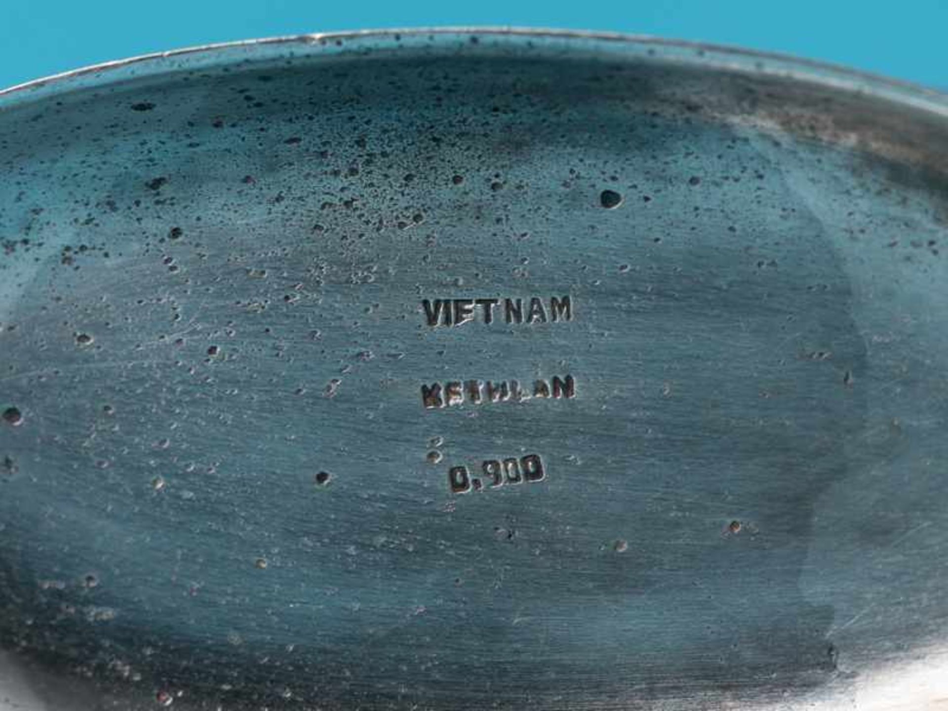 Teesieb mit Halterung, Vietnam, 20. Jh. 900/-Silber, ca. 74 g; auf reliefiertem Sockel über ovalem - Image 6 of 7